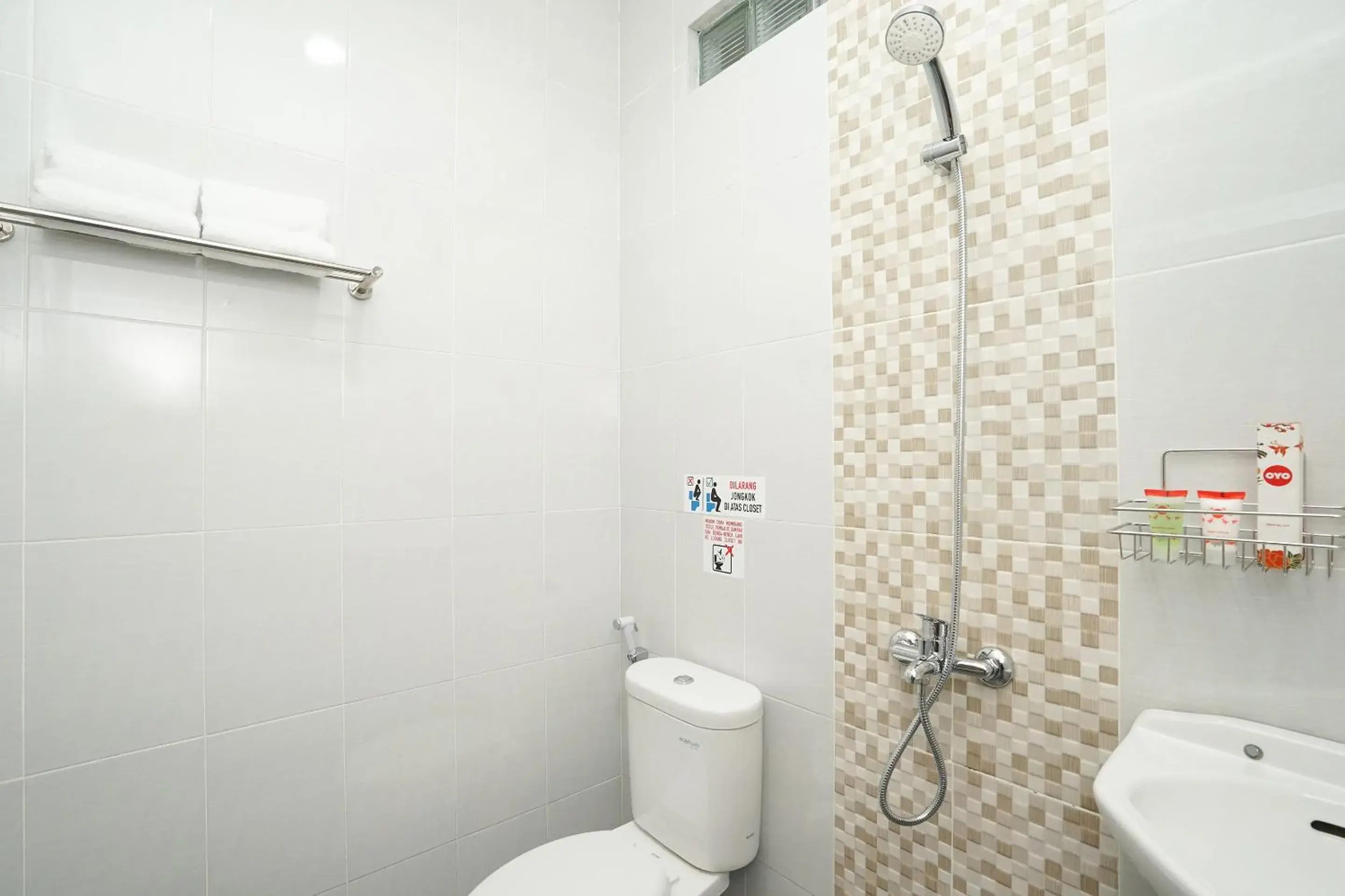 Bathroom in OYO 614 Graha 8 Syariah