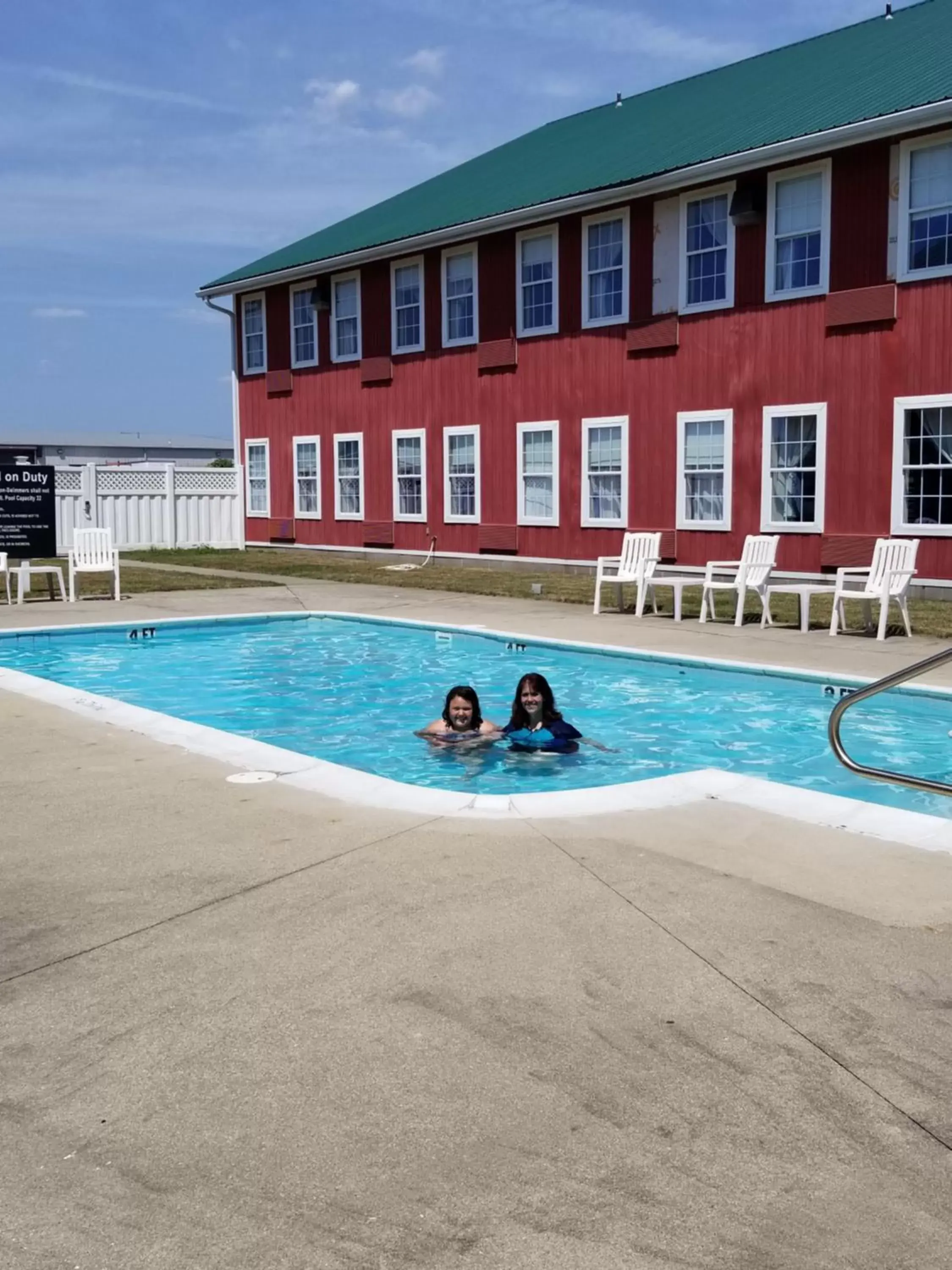 , Swimming Pool in CountrySide Inn