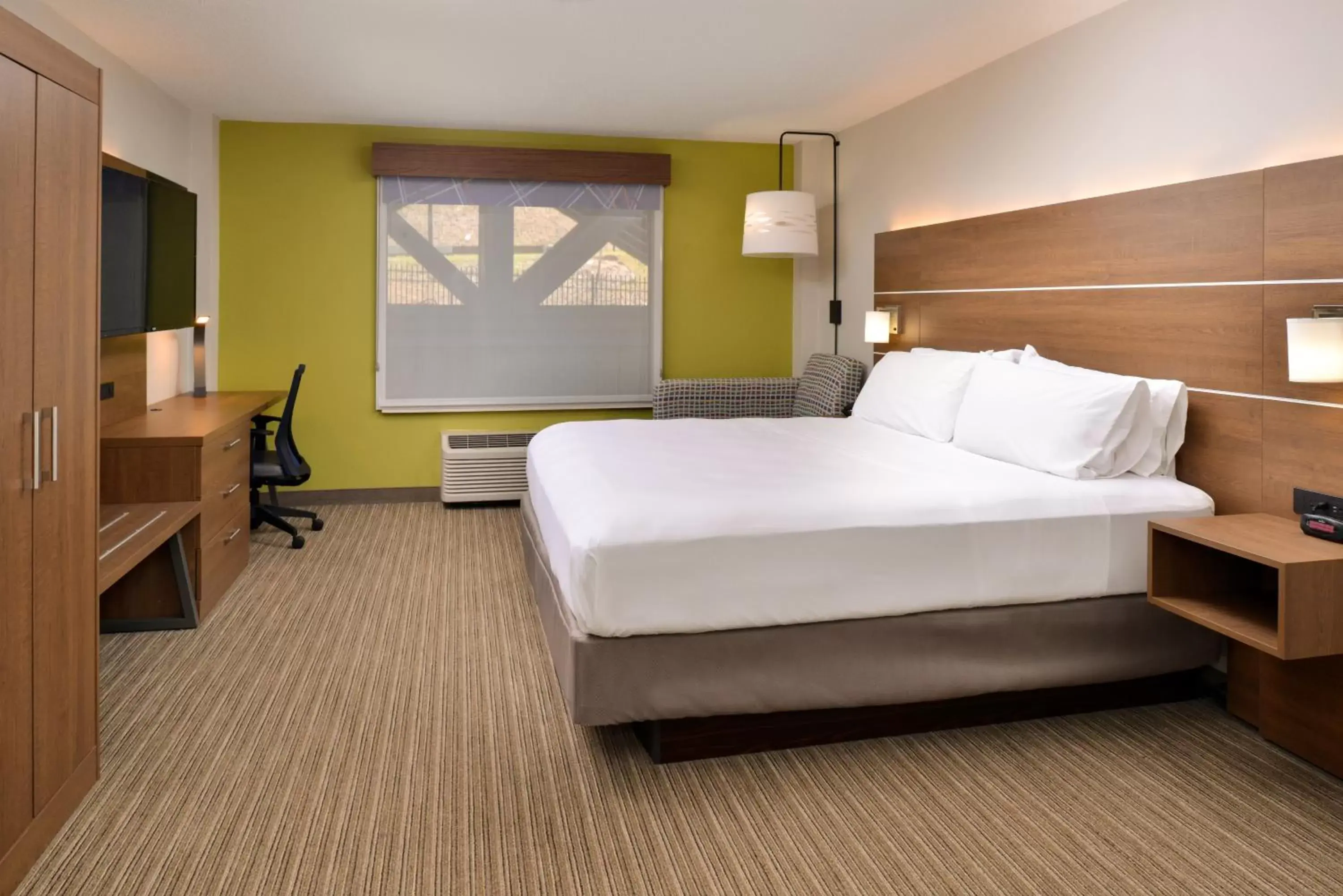 Bed in Holiday Inn Express Blowing Rock South, an IHG Hotel