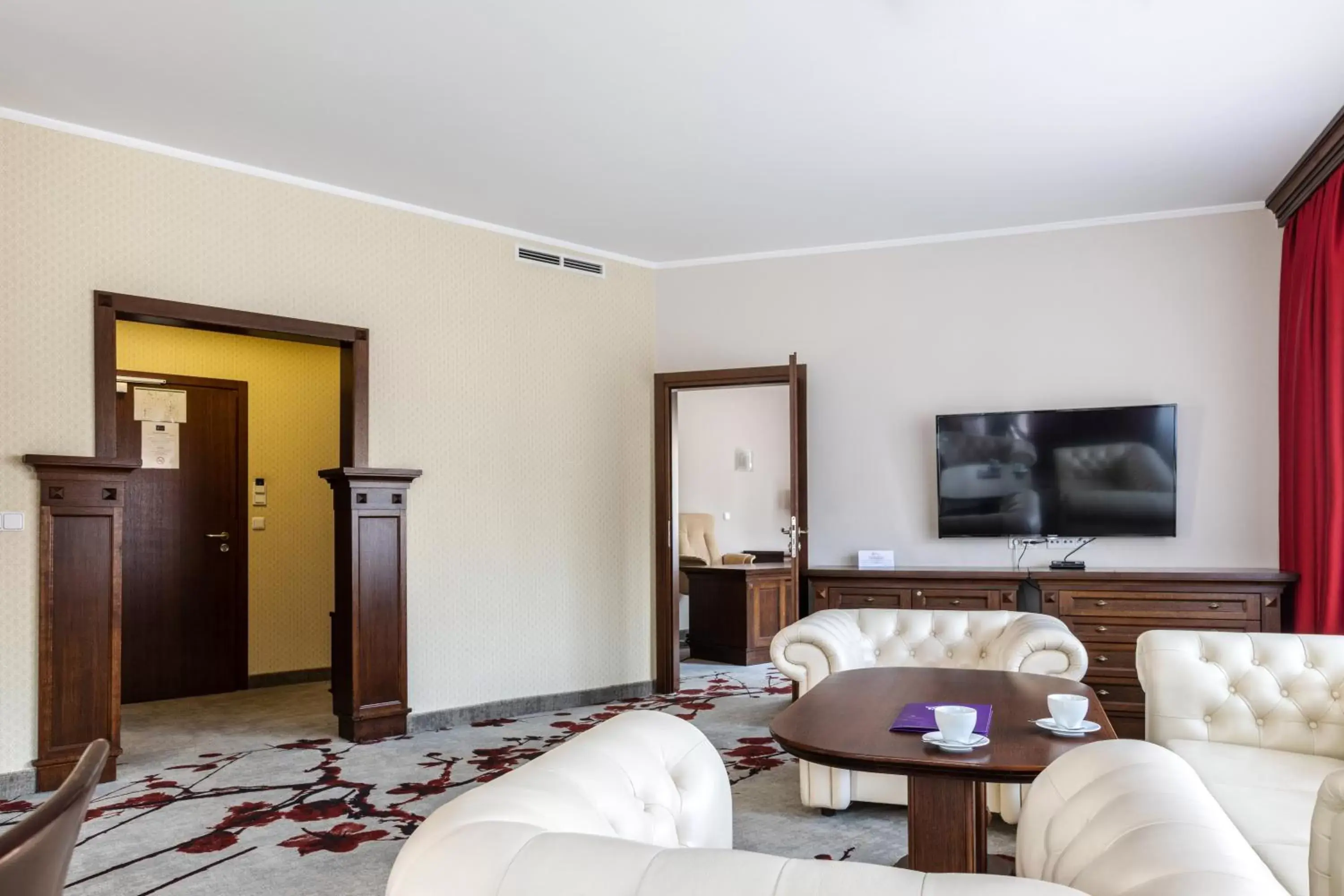Communal lounge/ TV room, Seating Area in Hotel Crocus