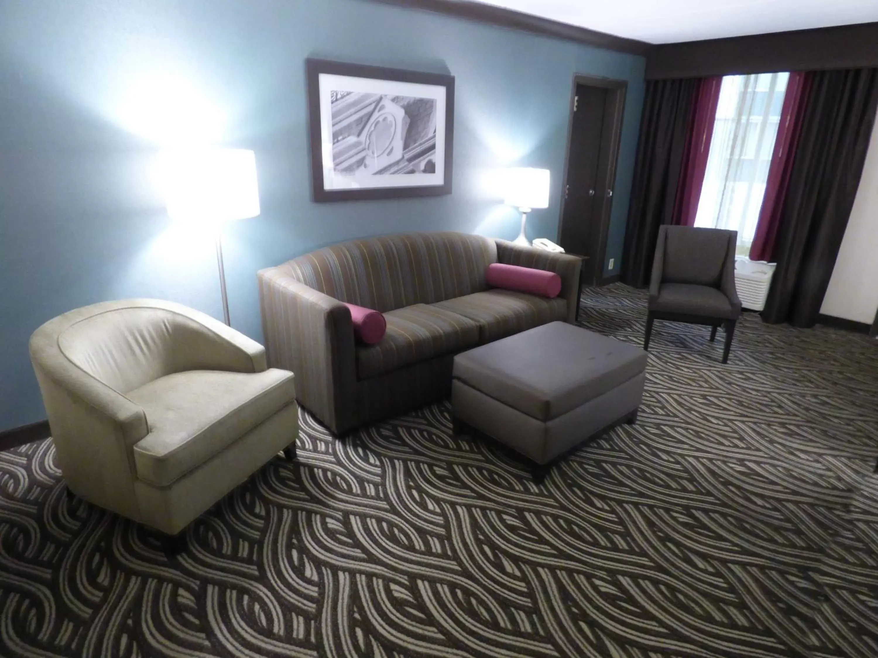 Photo of the whole room, Seating Area in Best Western Plus Kingston Hotel and Conference Center