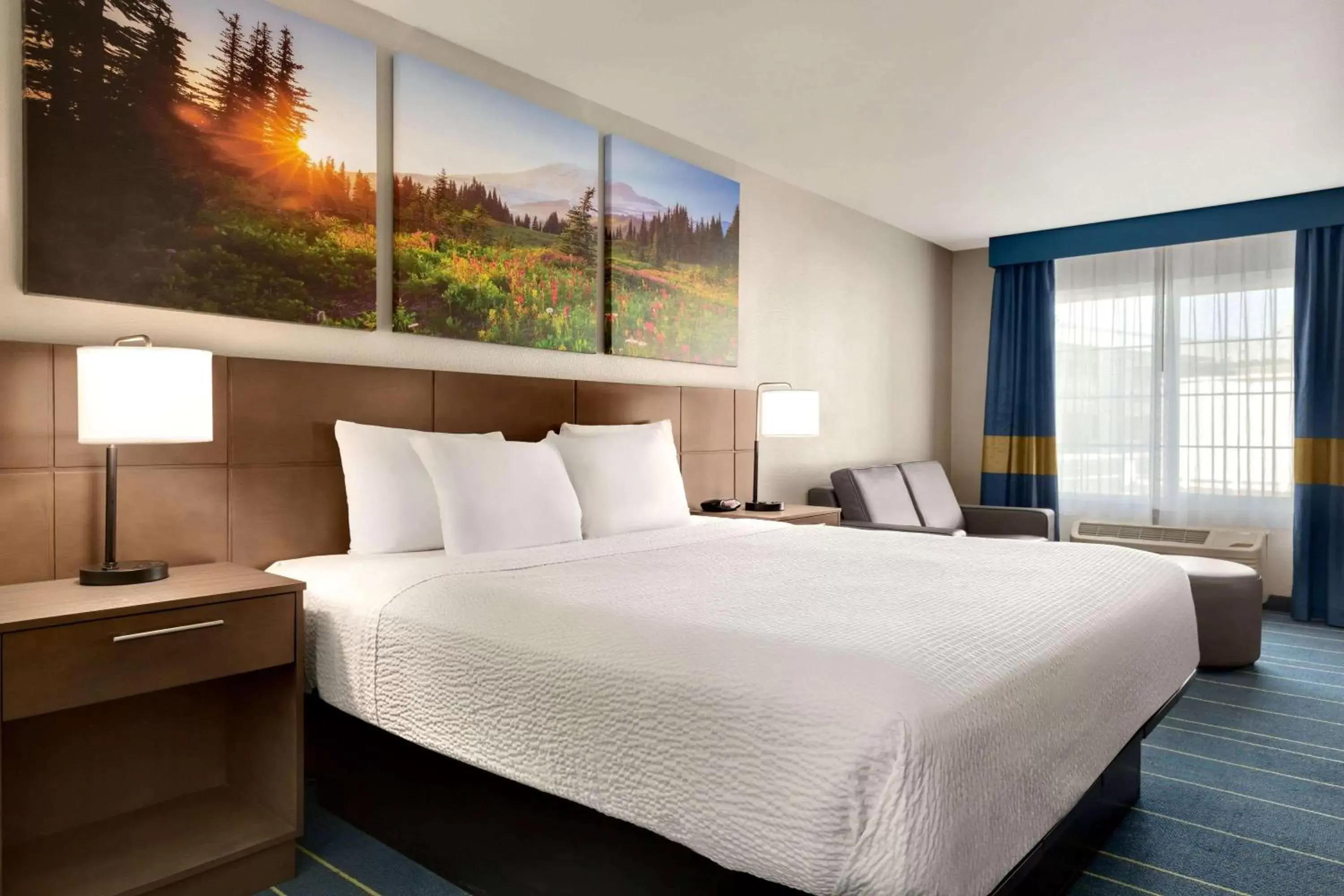 Bedroom, Bed in Days Inn & Suites by Wyndham Anaheim At Disneyland Park Bedroom, Bed in Days Inn & Suites by Wyndham Anaheim At Disneyland Park