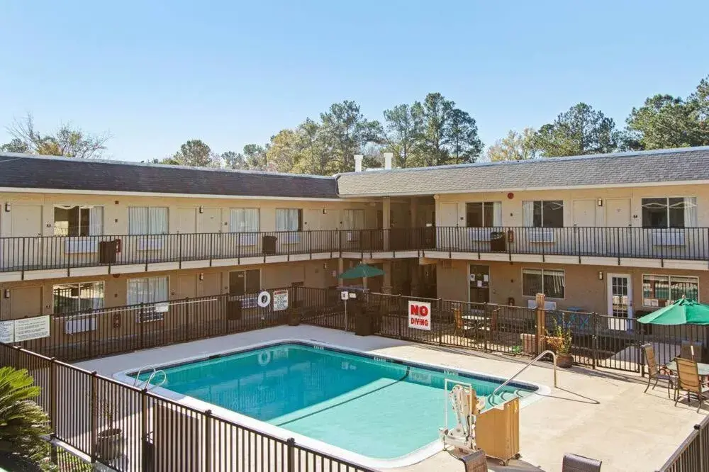 Pool view, Swimming Pool in Capital O Hotel Richmond Hill/Savannah area I-95