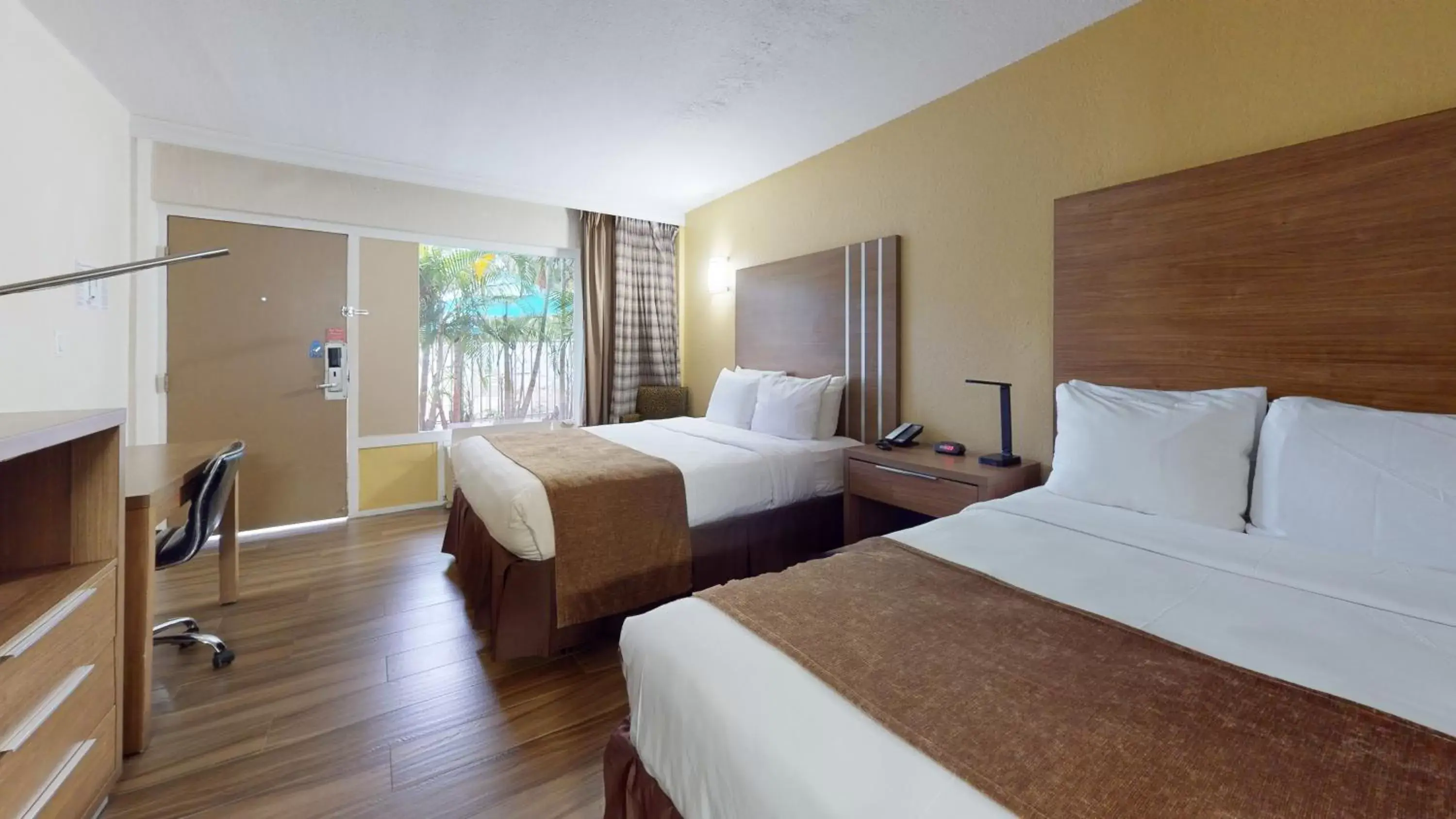 Bed in Rodeway Inn & Suites Fort Lauderdale Airport & Cruise Port