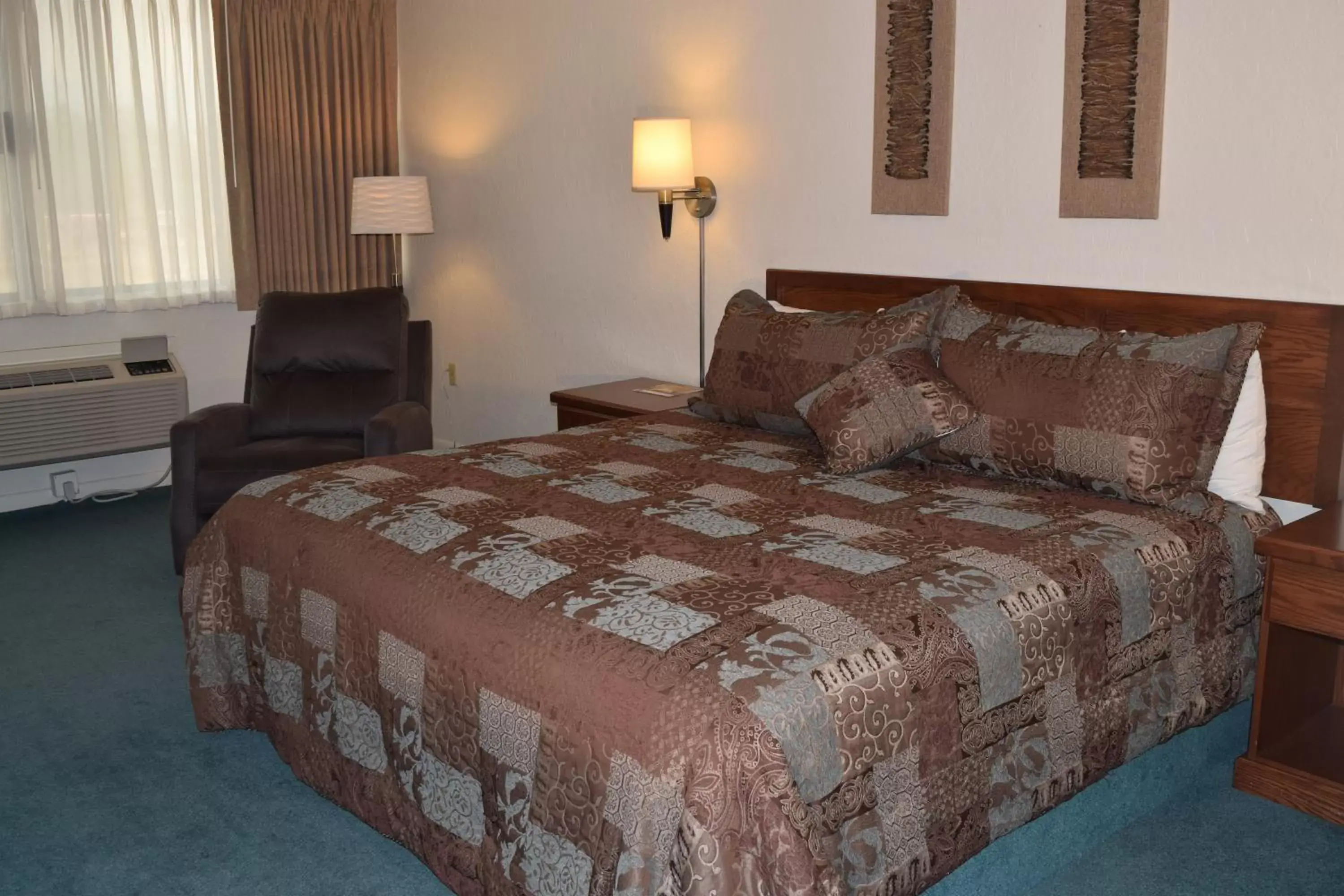 Photo of the whole room, Bed in Venture Inn