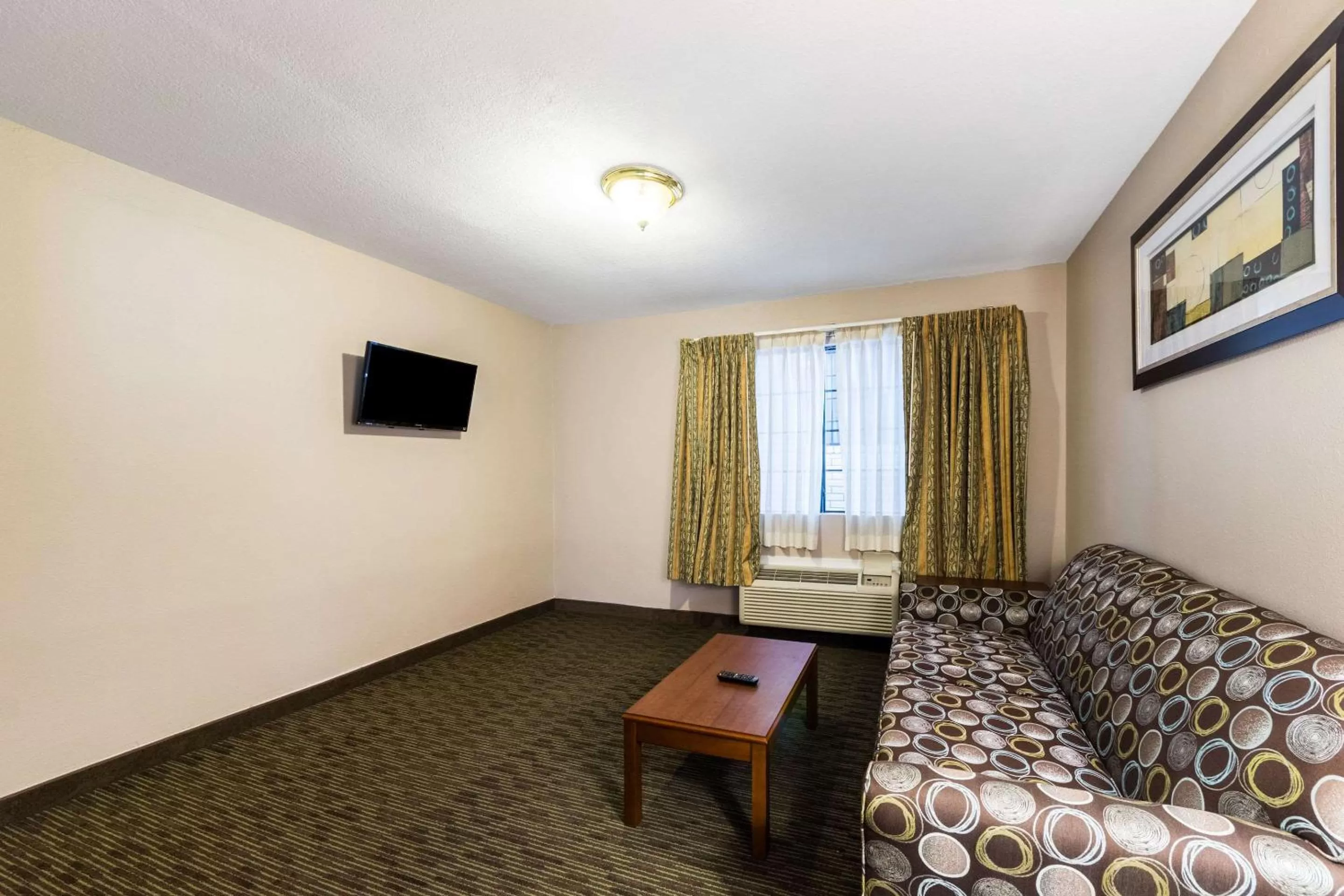 Photo of the whole room, Bed in Quality Inn University near Downtown