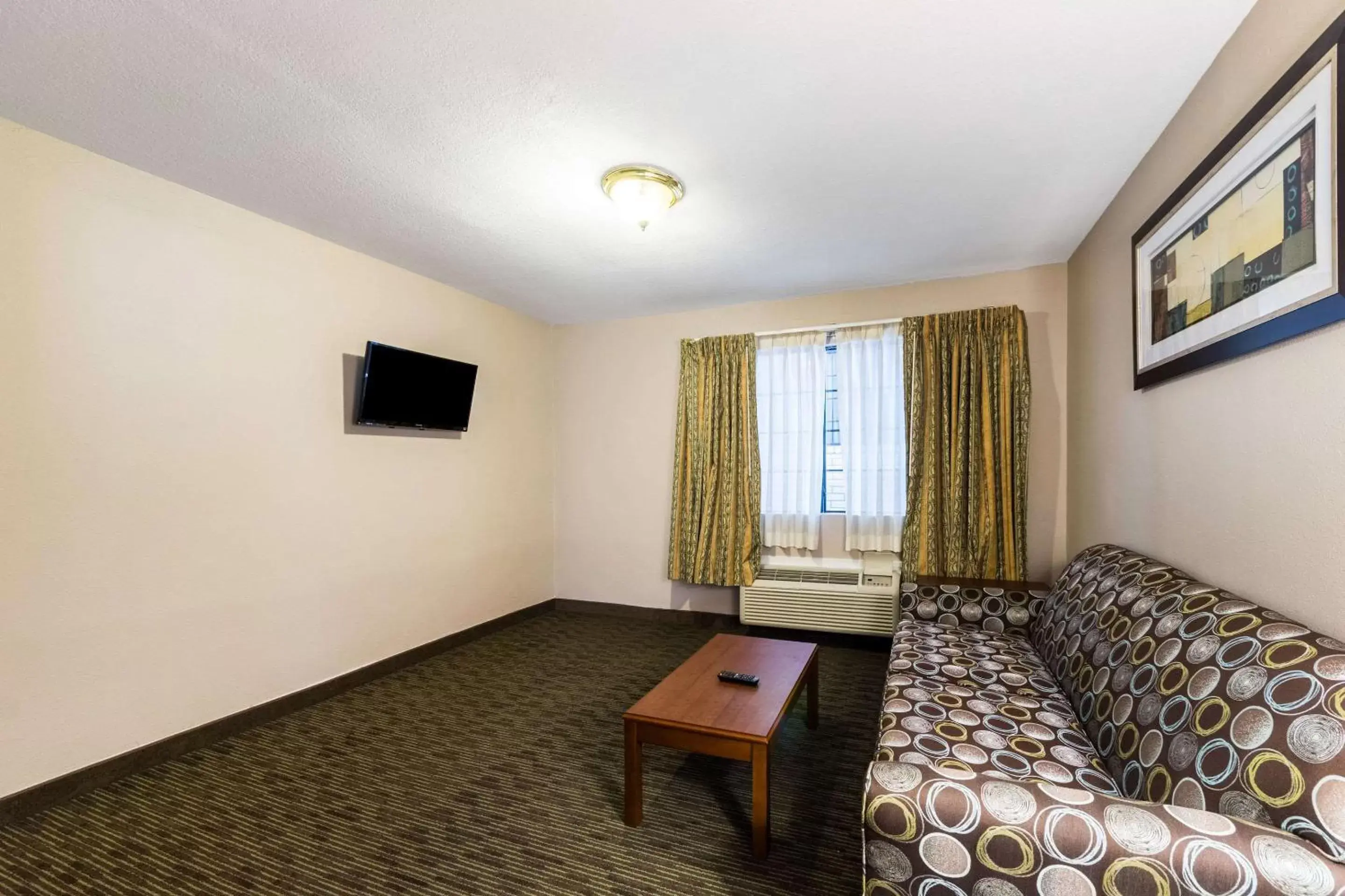 Photo of the whole room, Seating Area in Quality Inn University near Downtown