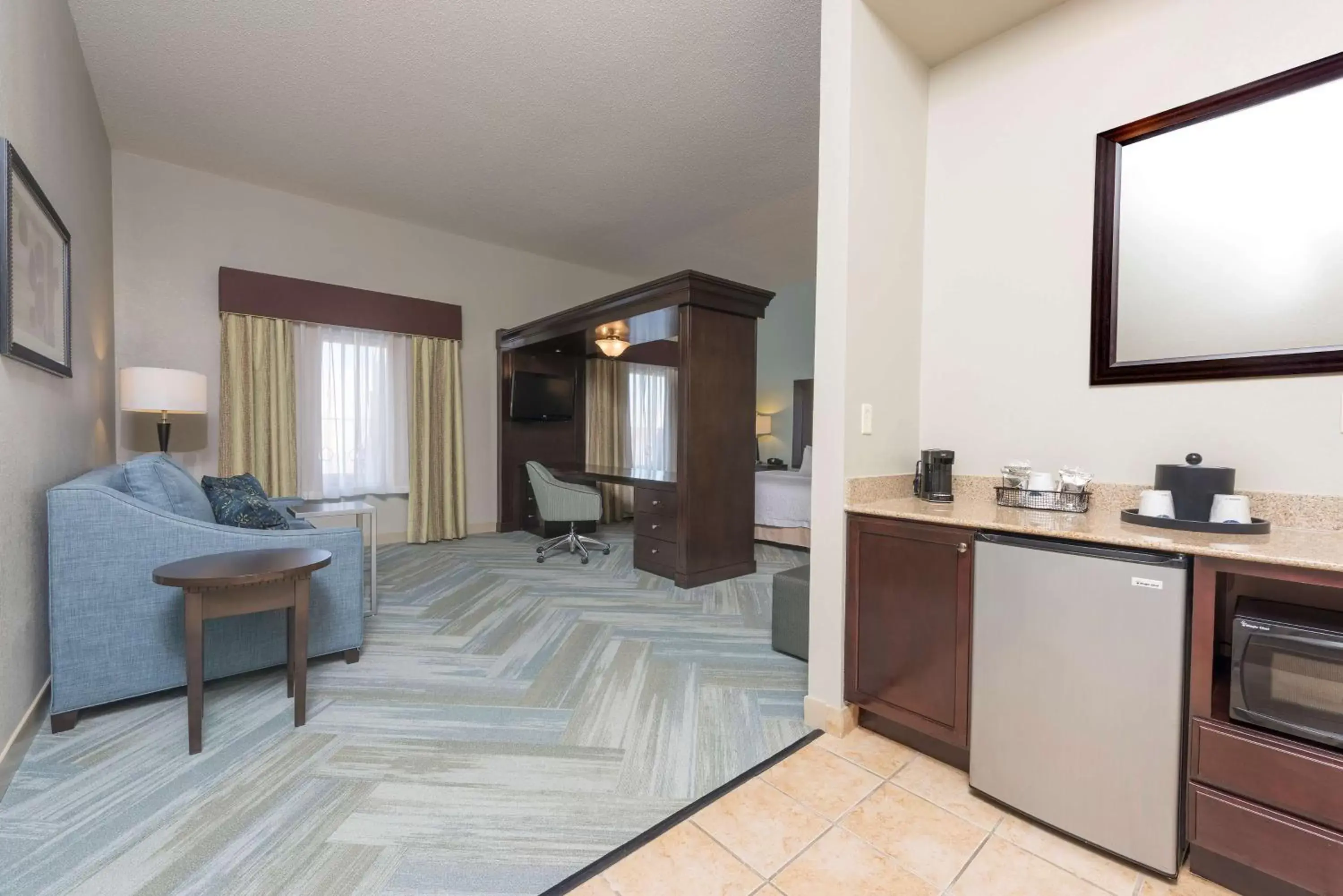 Living room, Seating Area in Hampton Inn Detroit Roseville