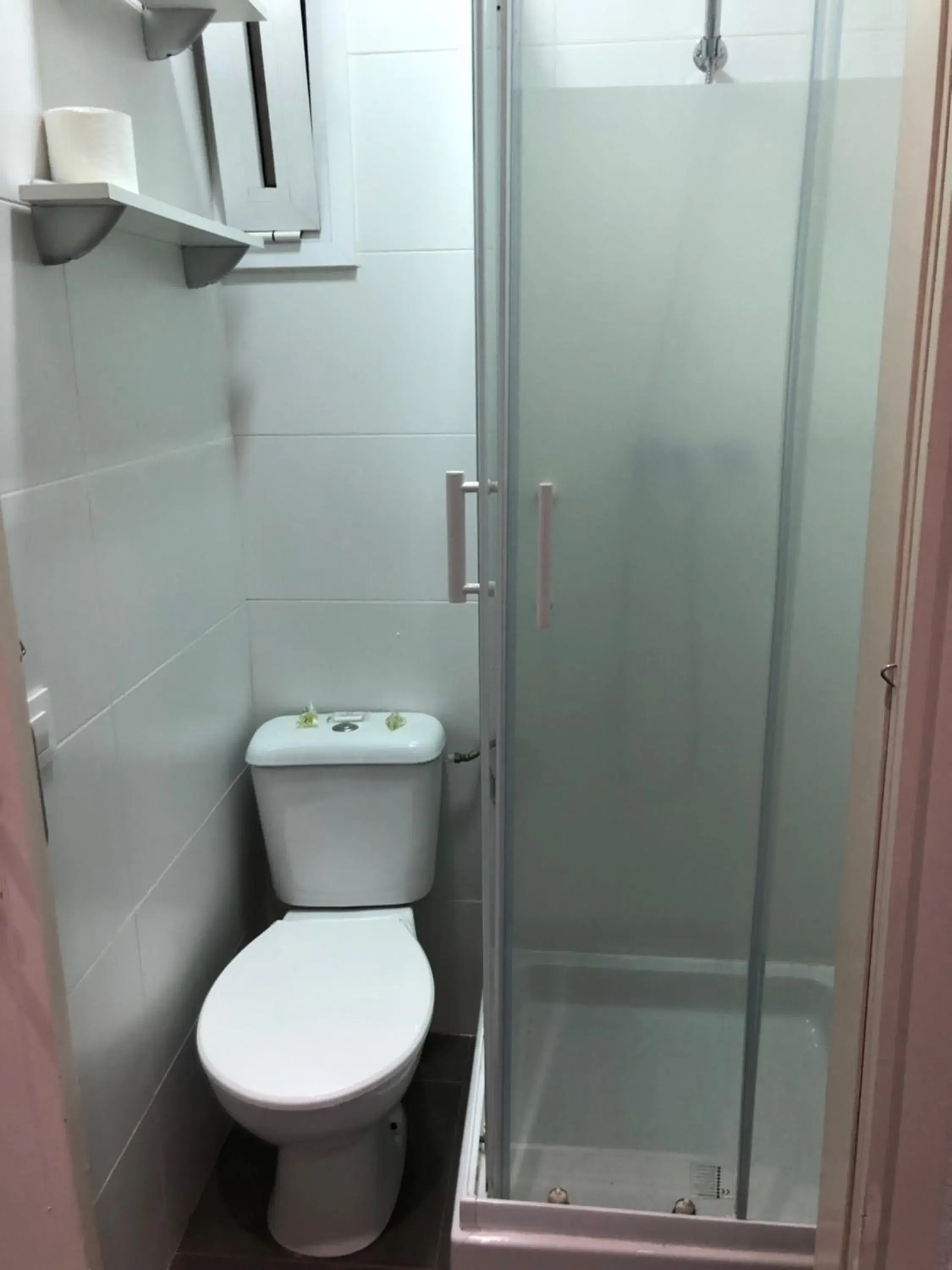 Bathroom in Hostalin Barcelona Diputacion