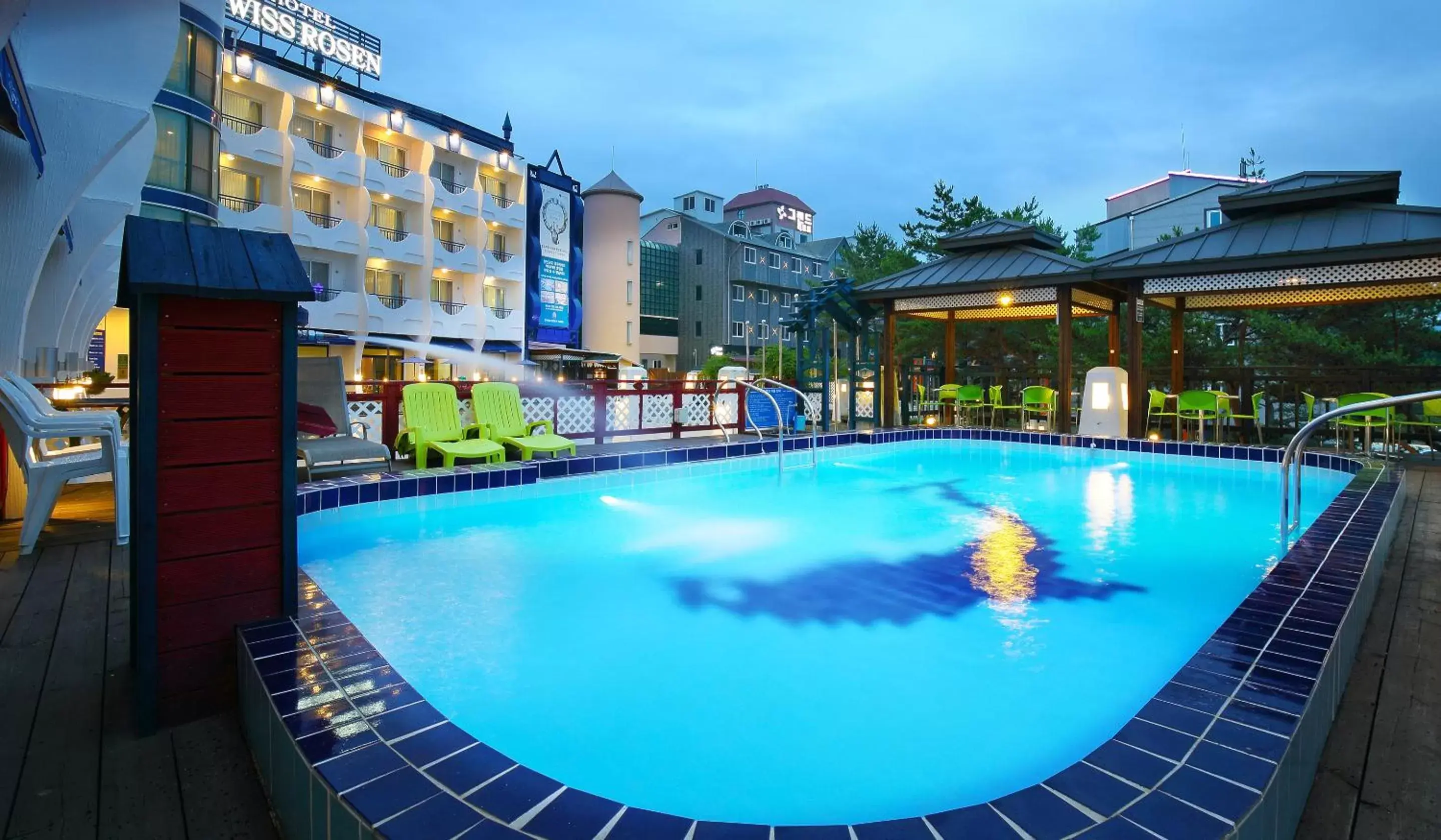 Swimming pool, Property Building in Benikea Swiss Rosen Hotel