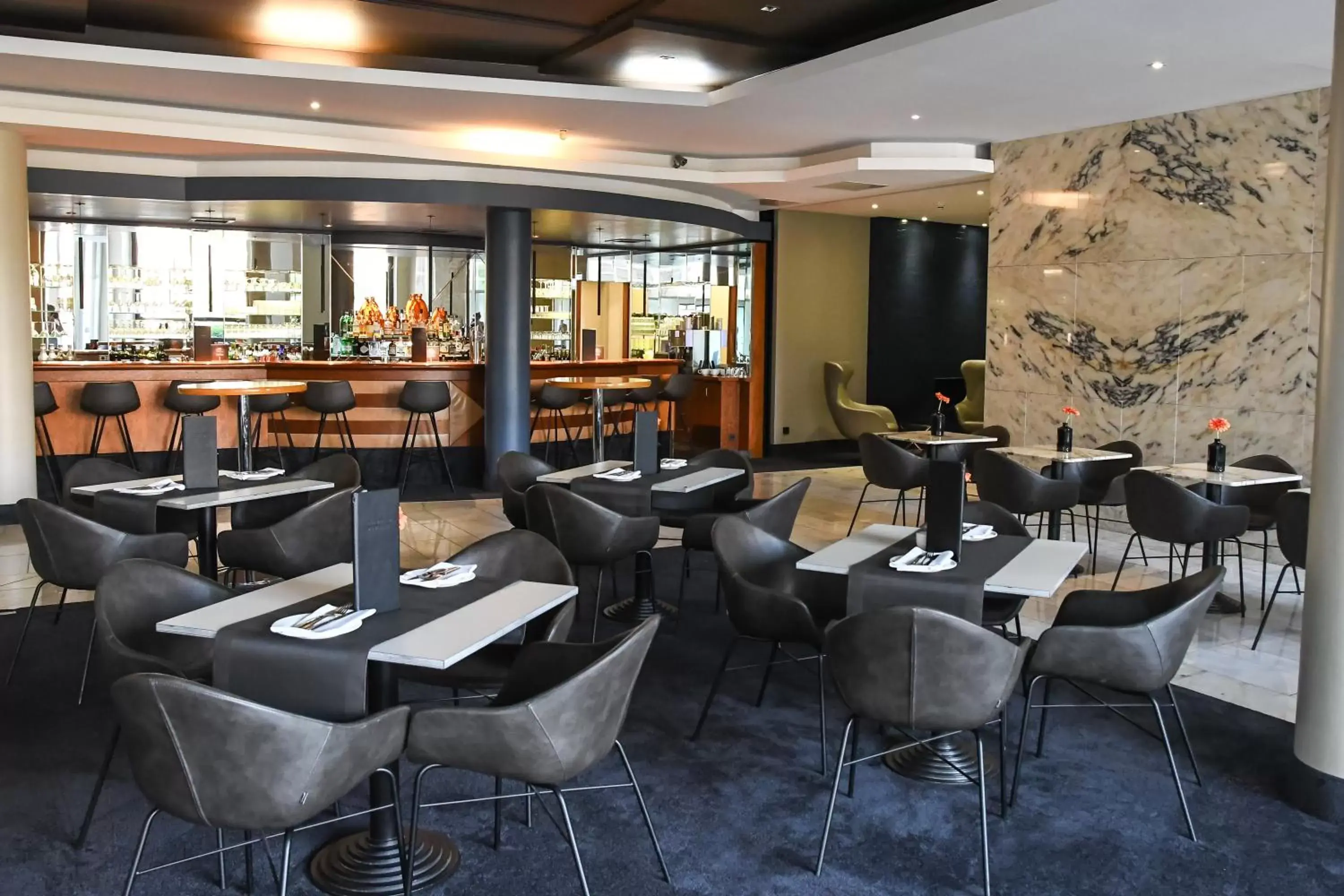 Lounge or bar, Restaurant/Places to Eat in relexa hotel Airport Düsseldorf/Ratingen