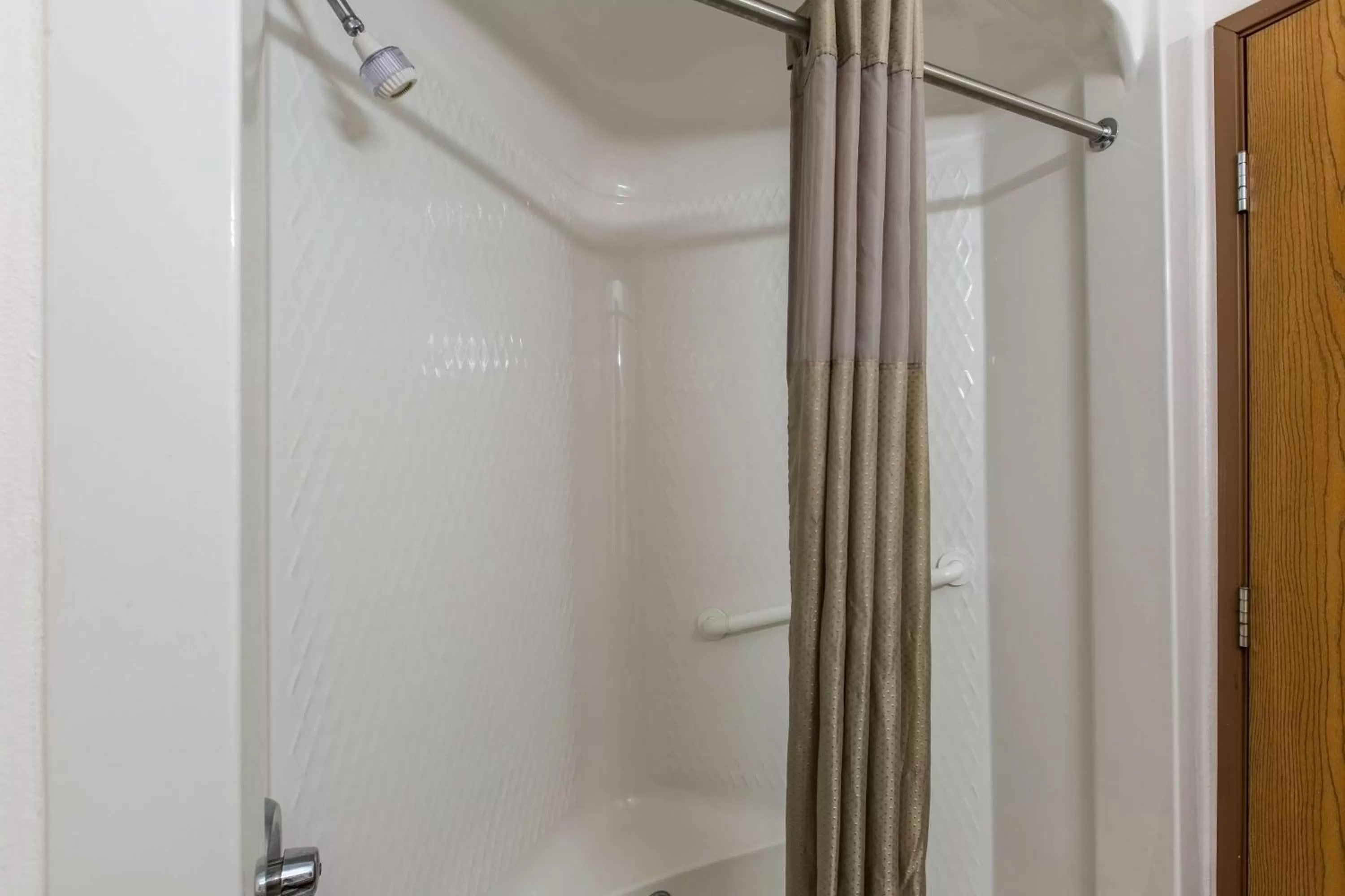 Shower in Motel 6-Baraboo, WI - Lake Delton-Wisconsin Dells