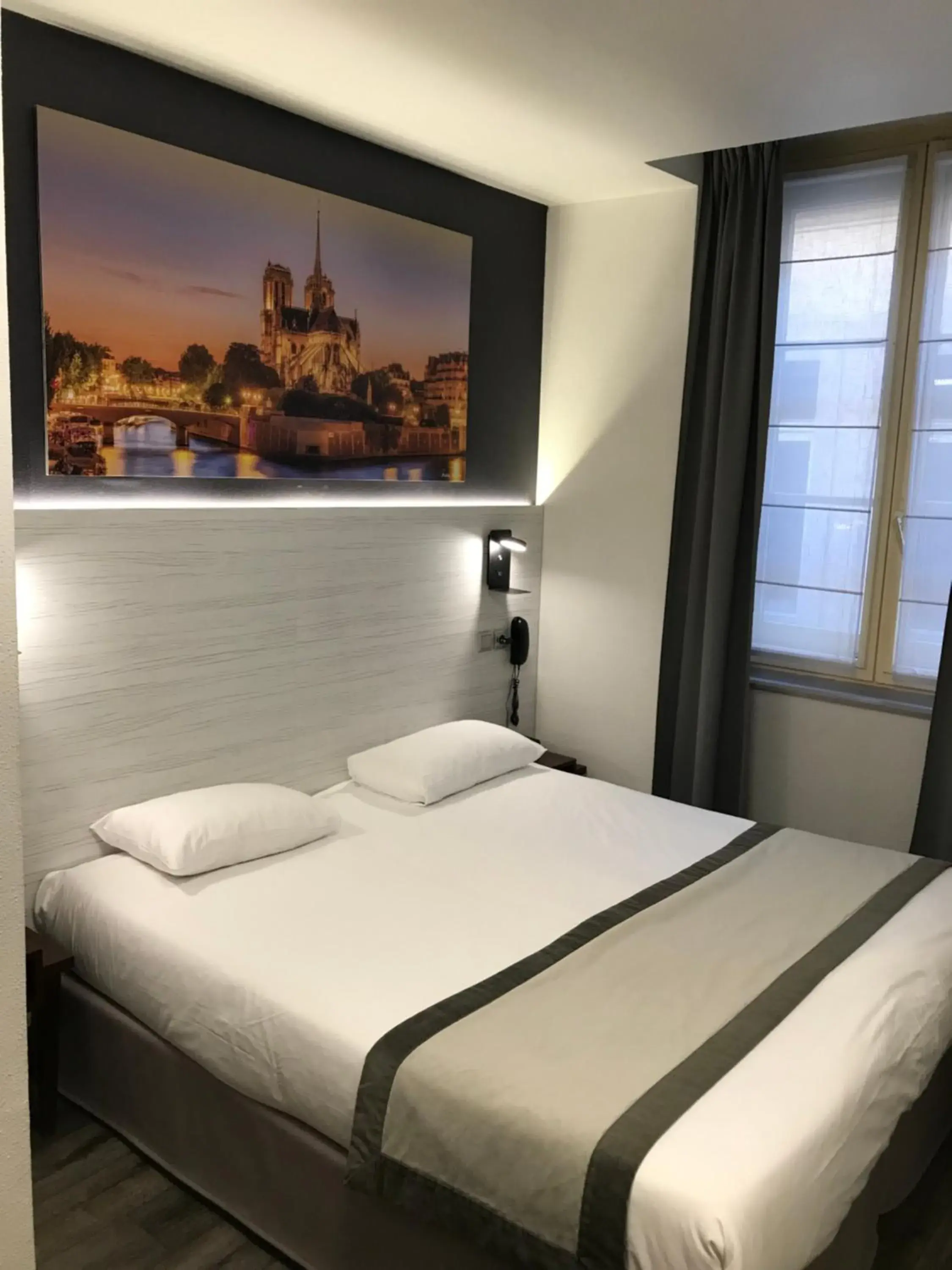 Bedroom, Bed in Best Western Lyon Saint-Antoine