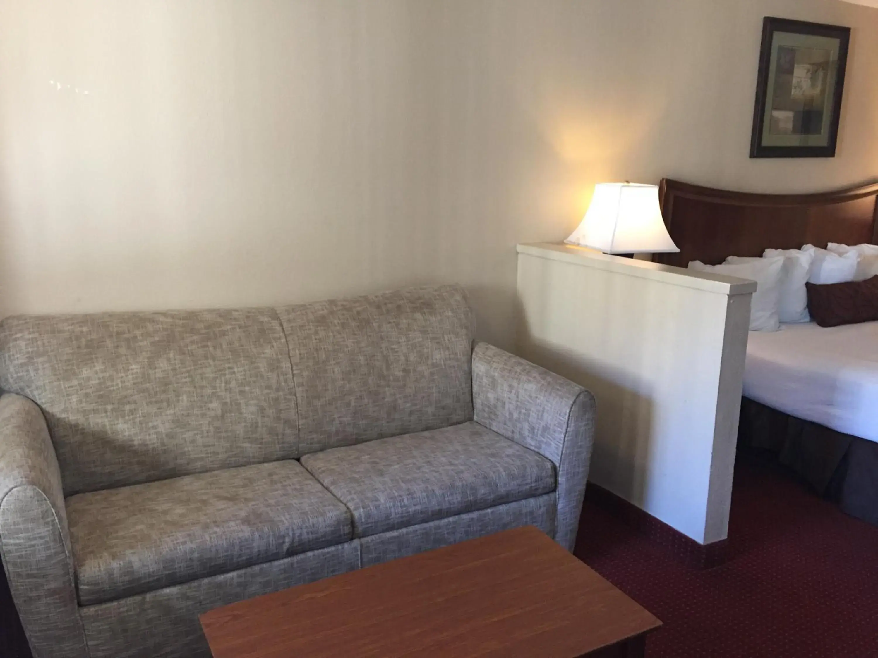 Seating area, Bed in Chula Vista Inn