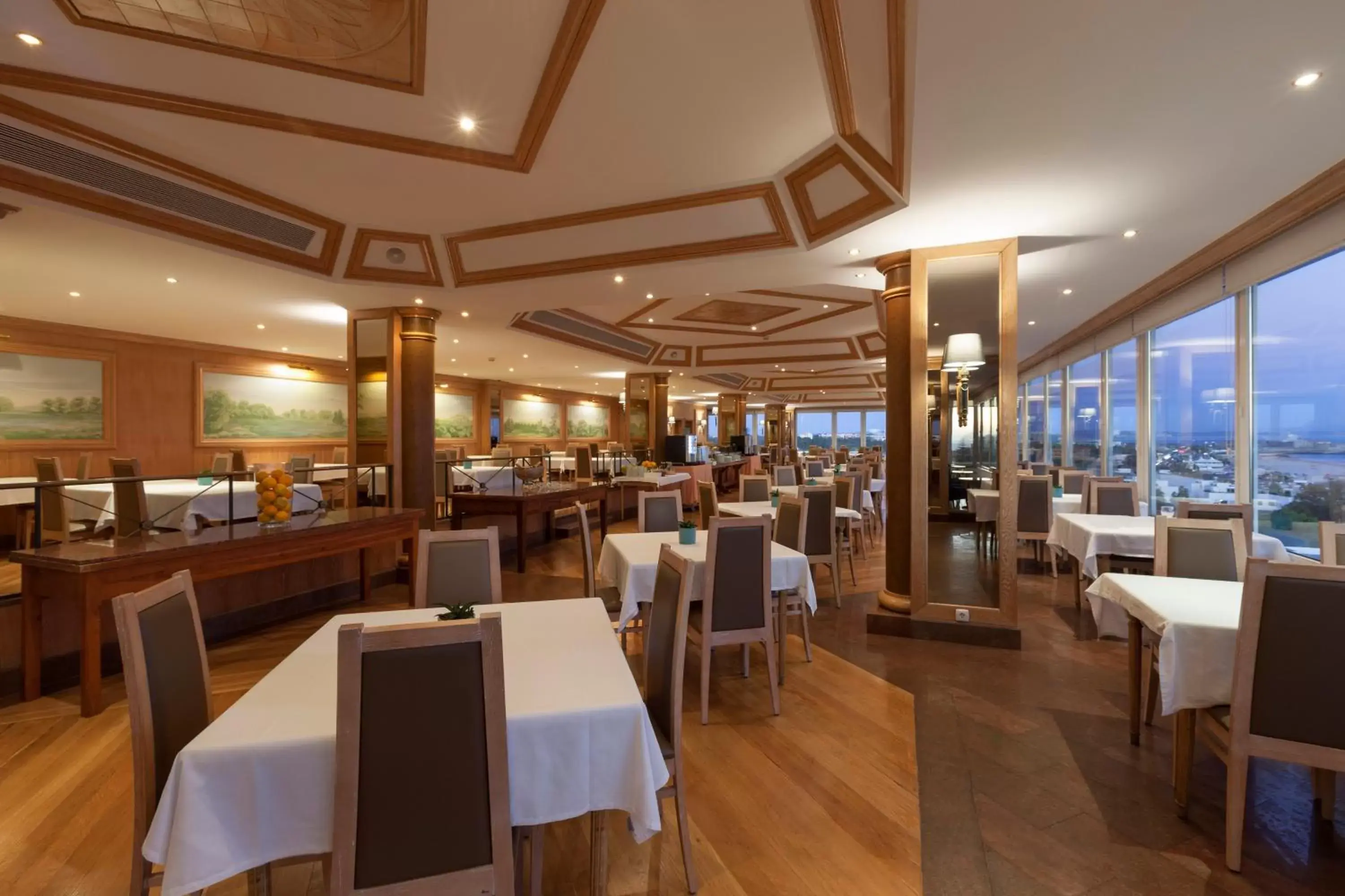 Restaurant/places to eat in Carcavelos Beach Hotel Restaurant/places to eat in Carcavelos Beach Hotel