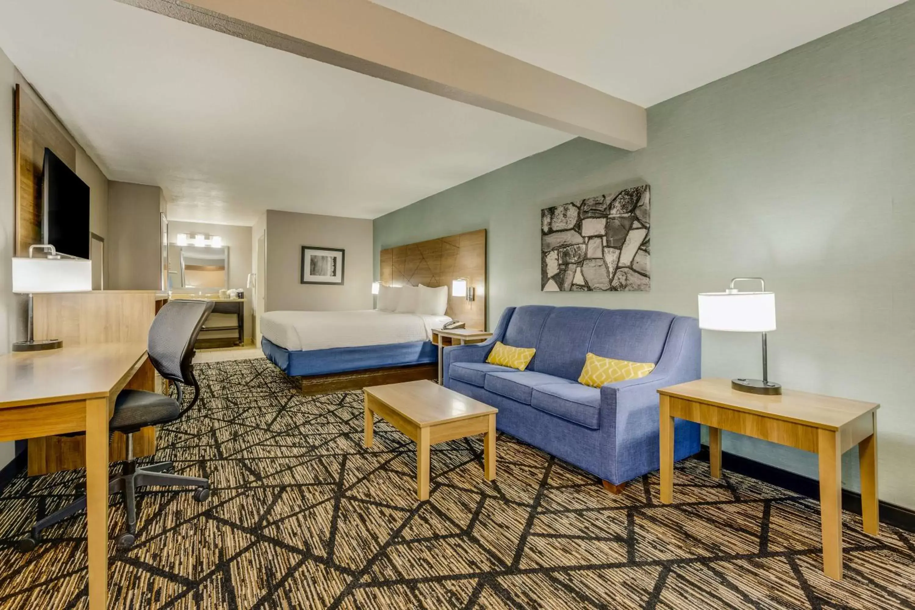 Photo of the whole room, Seating Area in Best Western Huntsville