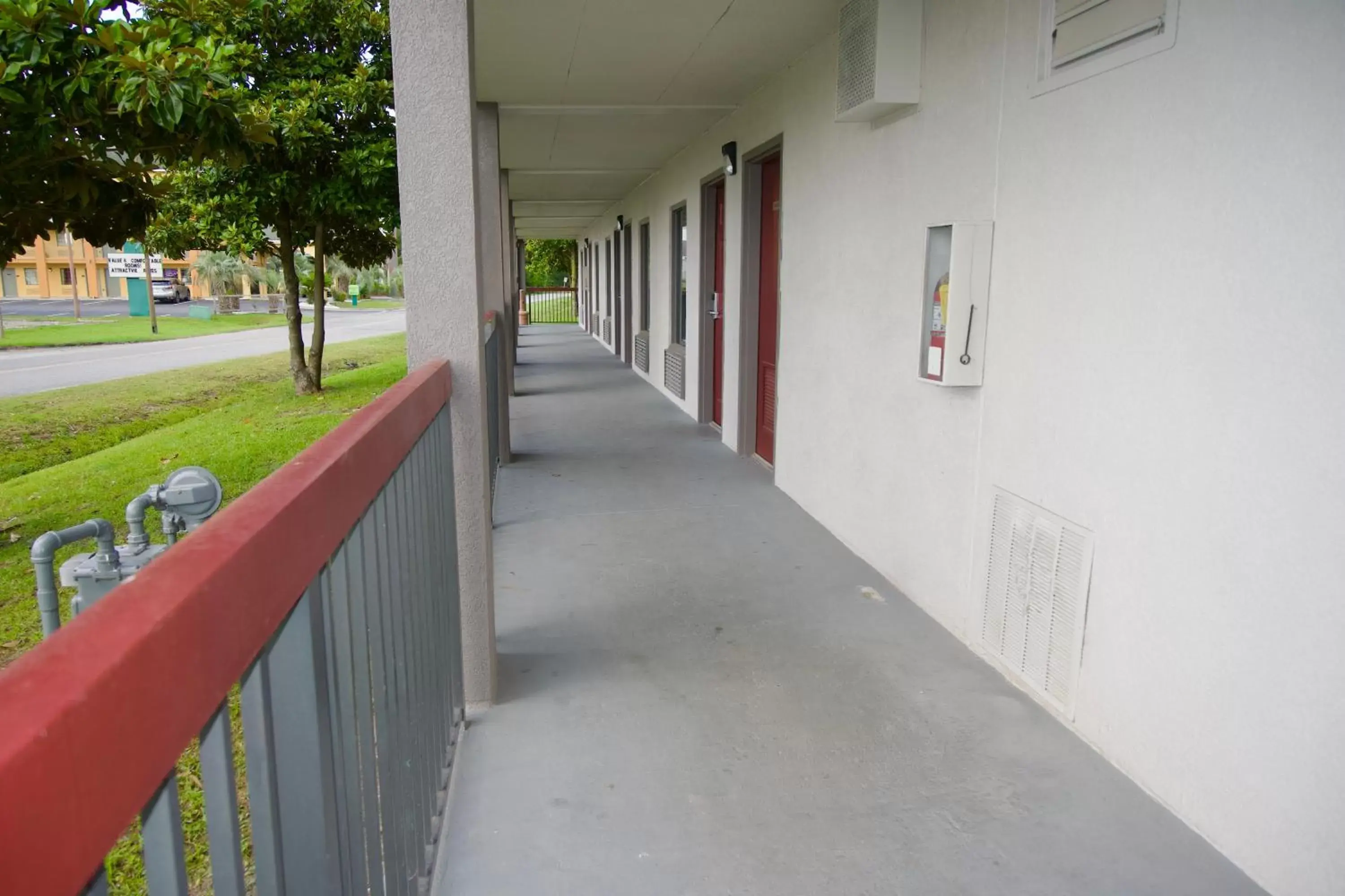 Balcony/Terrace in Red Roof Inn Savannah North I-95 - Port Wentworth