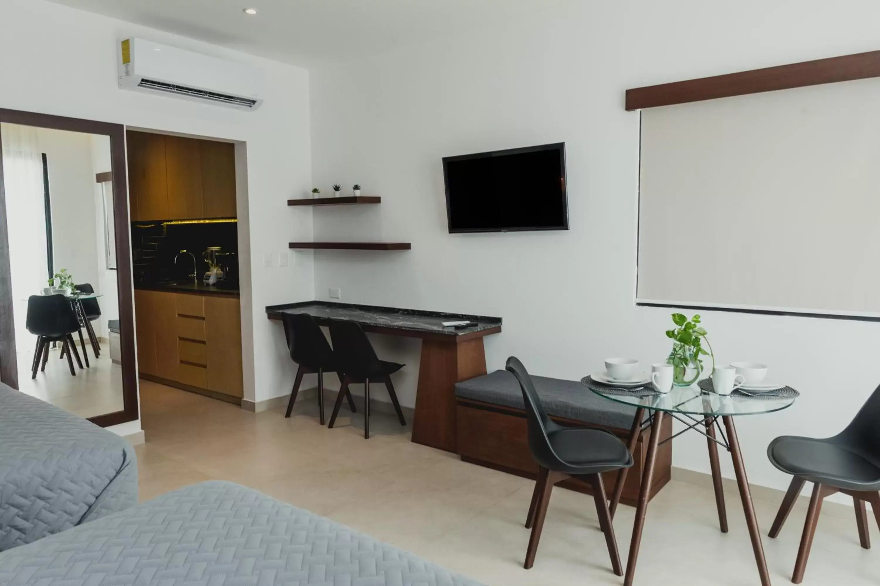 Communal lounge/ TV room, TV/Entertainment Center in Ah Xok Suites