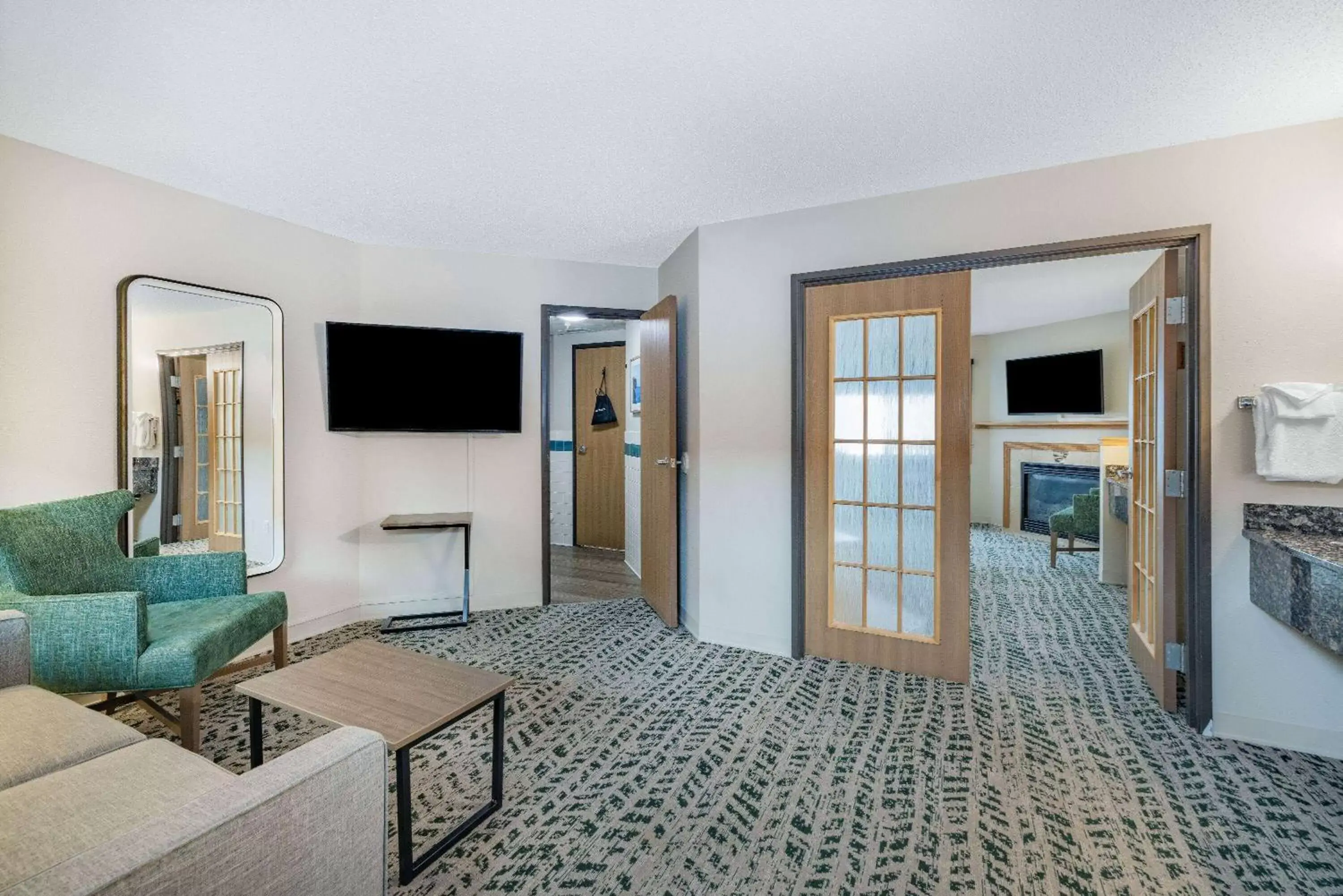 Living room, TV/Entertainment Center in AmericInn by Wyndham Duluth South Proctor Black Woods Event Ctr