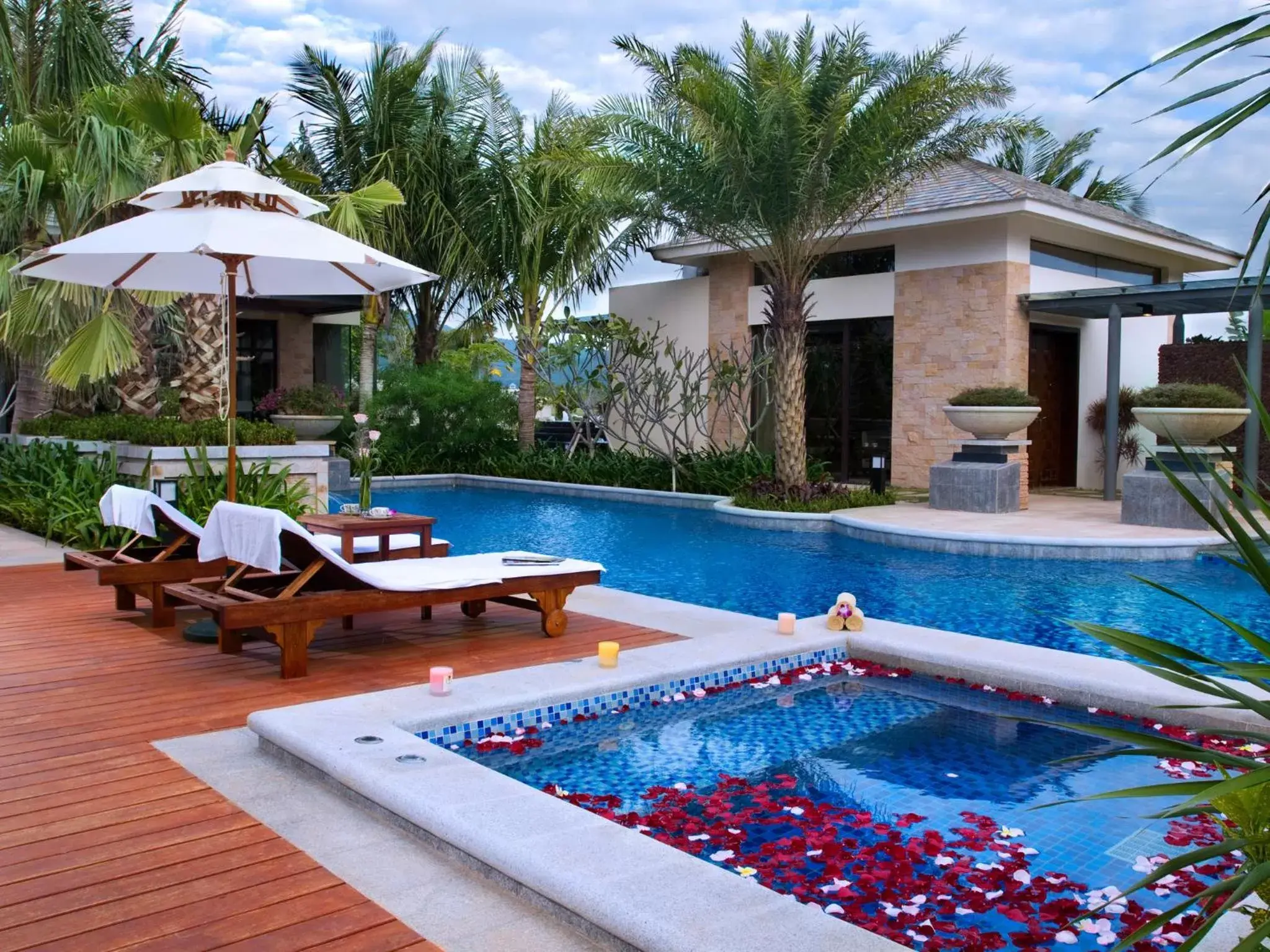 Property building, Swimming Pool in Grand Metropark Villa Resort Sanya Yalong Bay