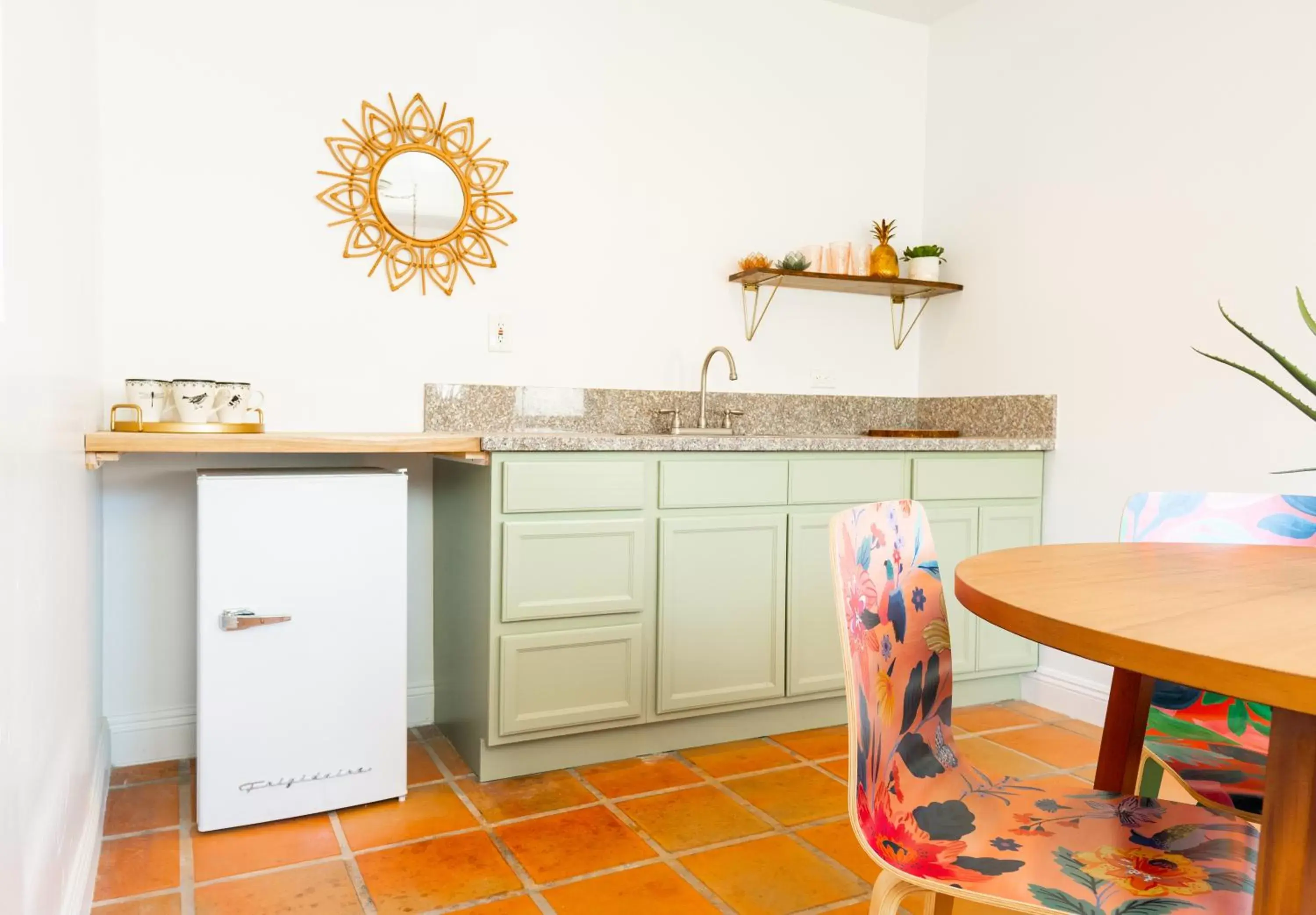 Dining area, Kitchen/Kitchenette in Fleur Noire Hotel