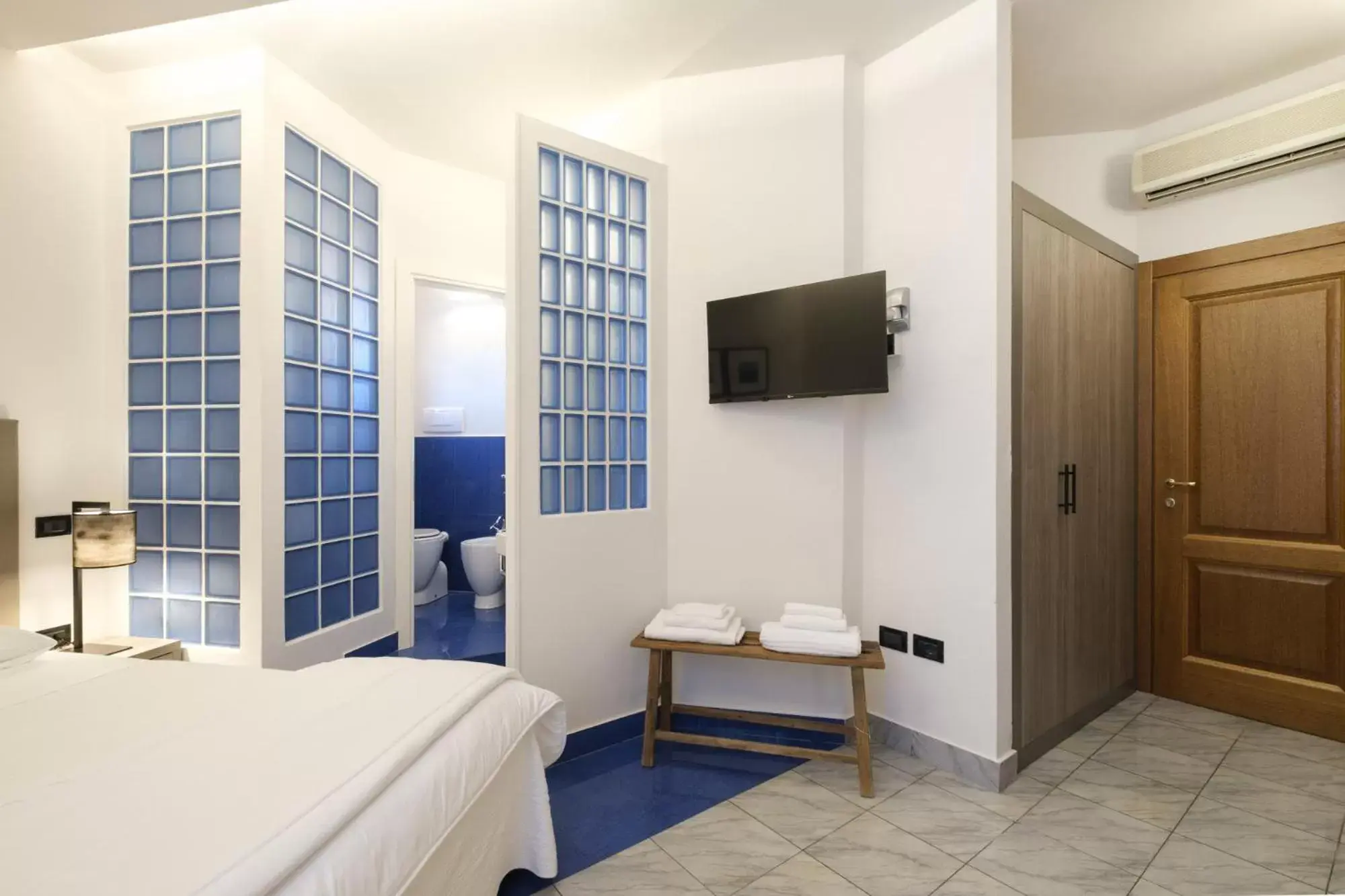 Bathroom, TV/Entertainment Center in Hotel Ristorante Alla Vittoria