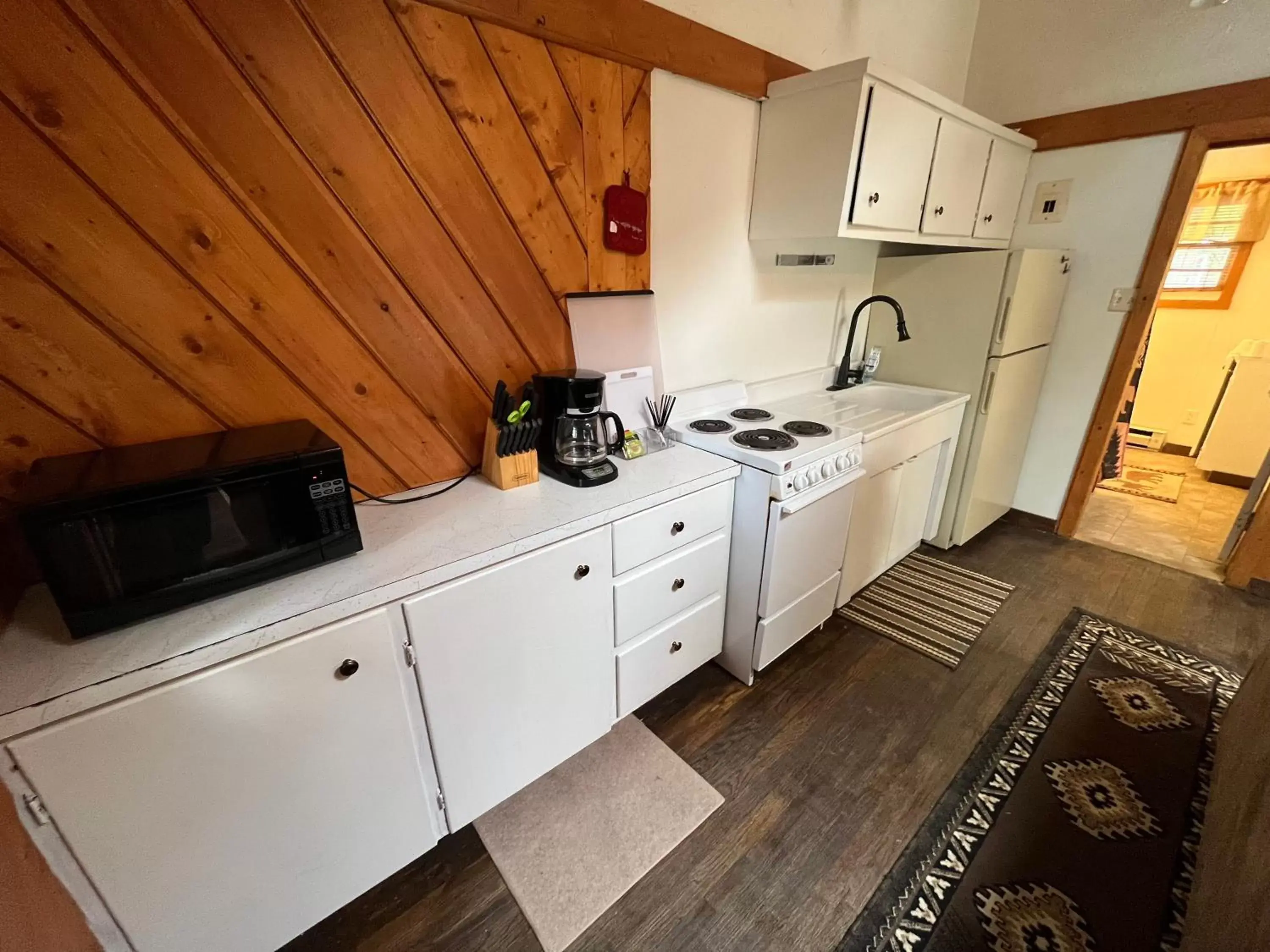 Kitchen/Kitchenette in Chinook Winds Lodge