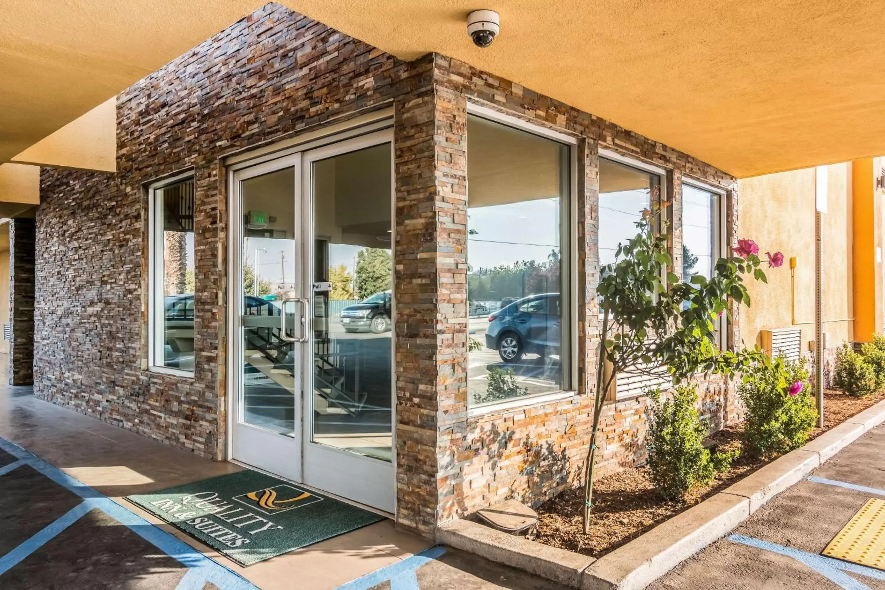 Property building in Quality Inn & Suites near Downtown Bakersfield