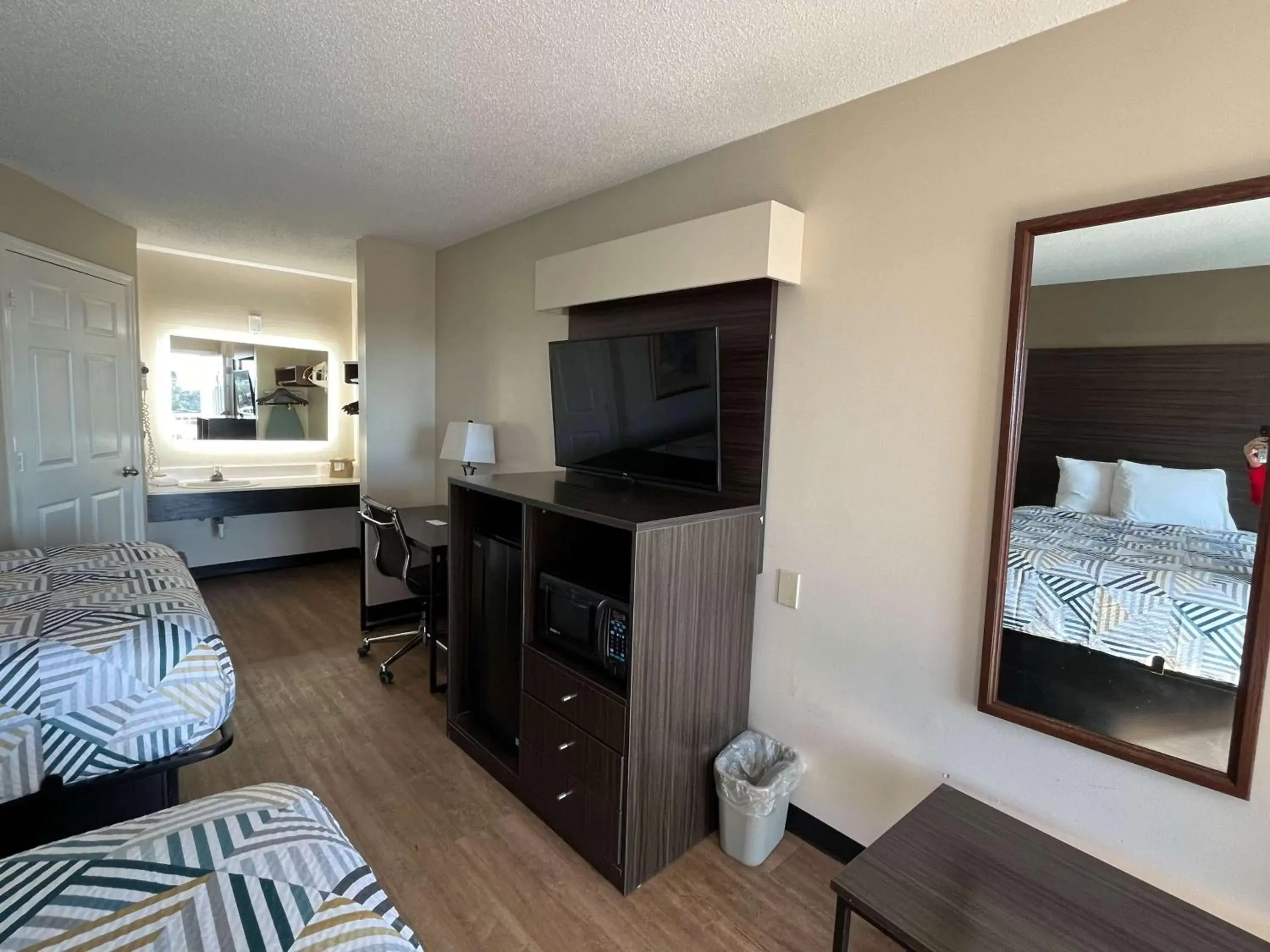 Bedroom, TV/Entertainment Center in Baymont by Wyndham Georgetown/Near Georgetown Marina