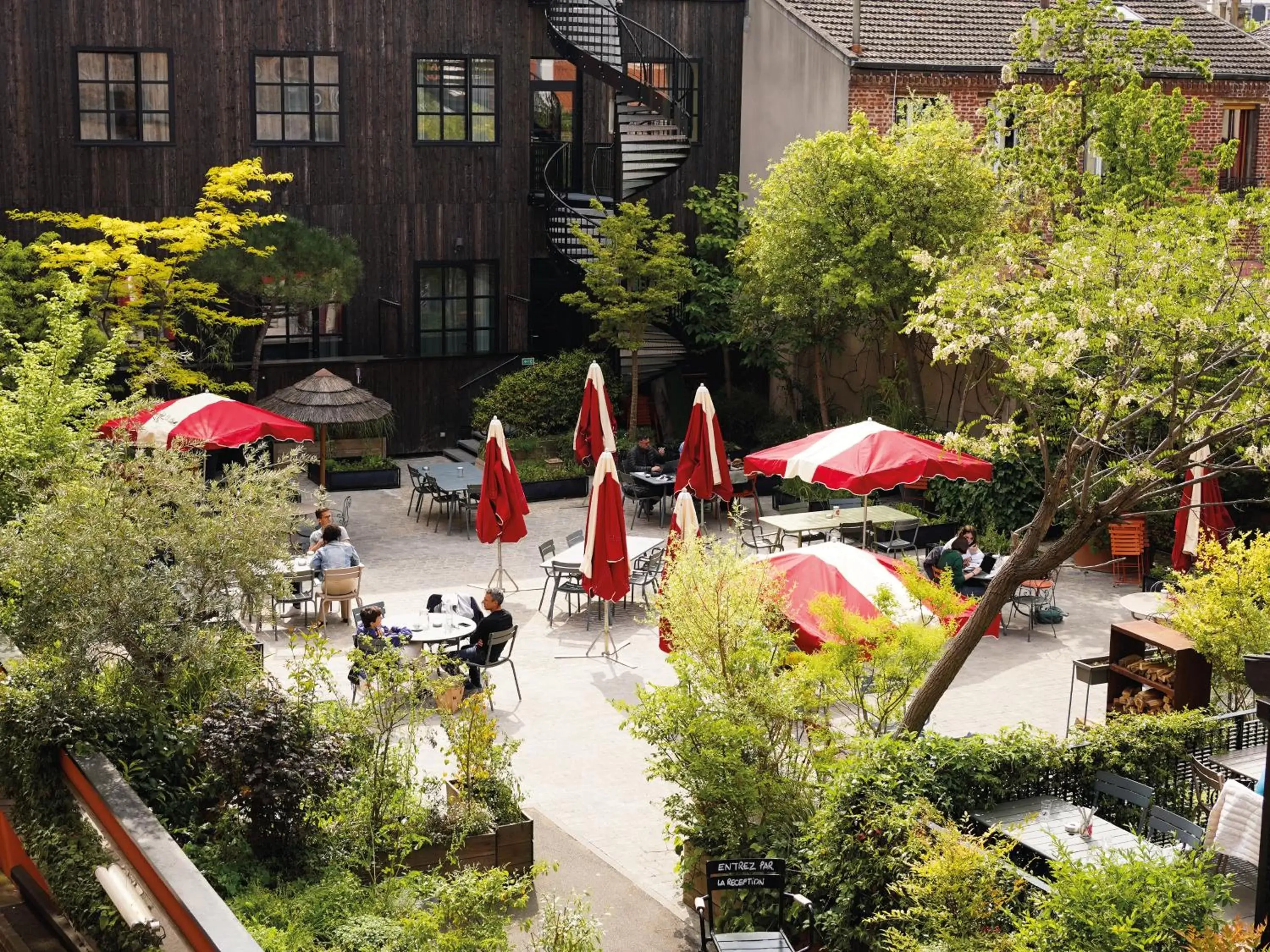 Patio in MOB HOTEL Paris Les Puces