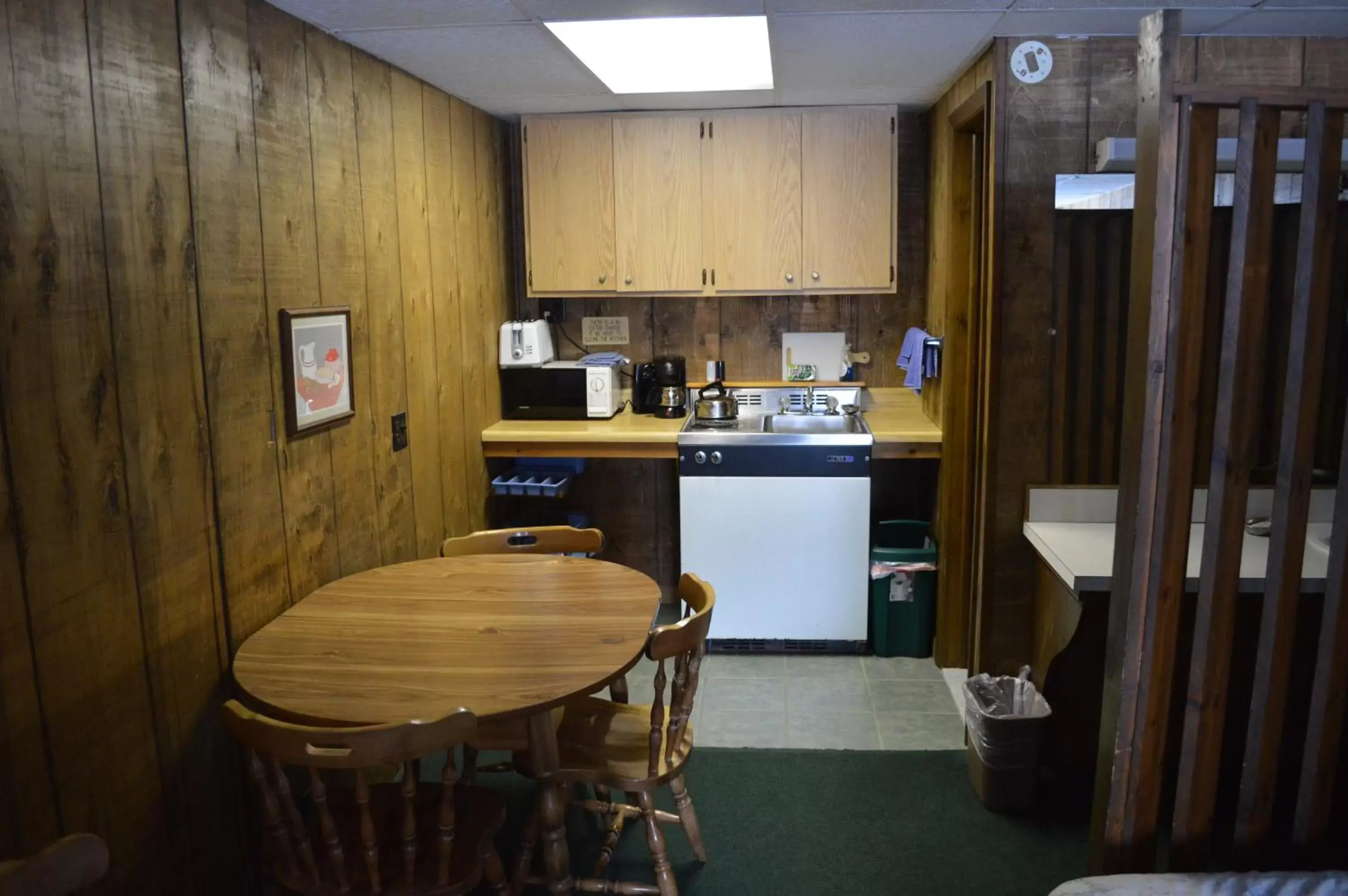 Dining area, Kitchen/Kitchenette in Maple Leaf Inn Lake Placid