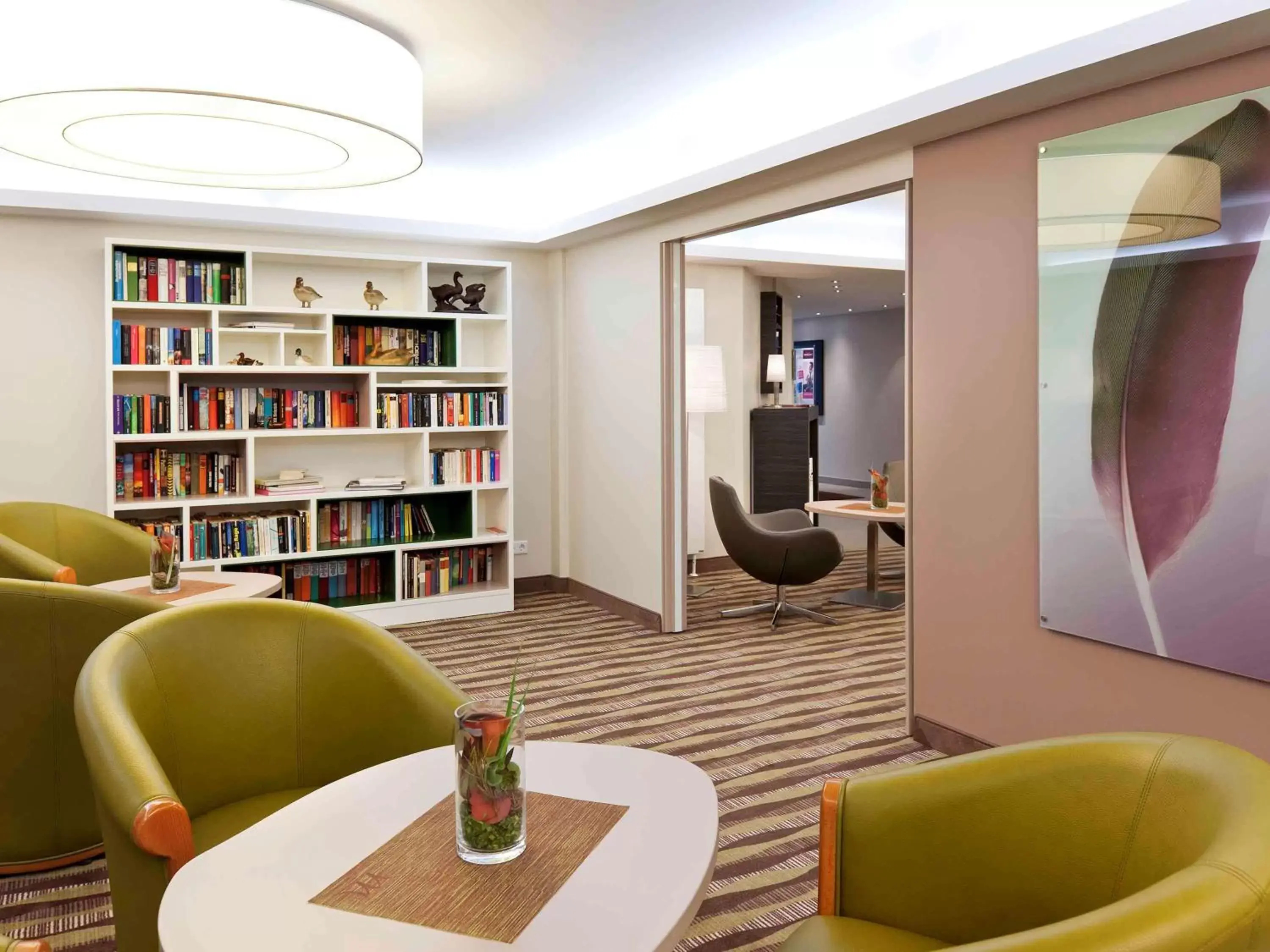 Lounge or bar, Library in Mercure Hotel am Entenfang Hannover
