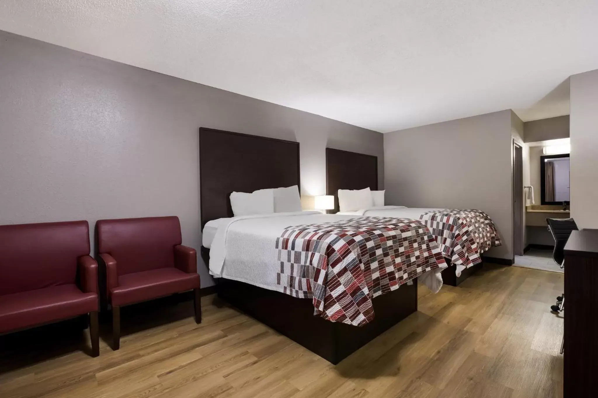 Photo of the whole room, Bed in Red Roof Inn & Suites Statesboro - University