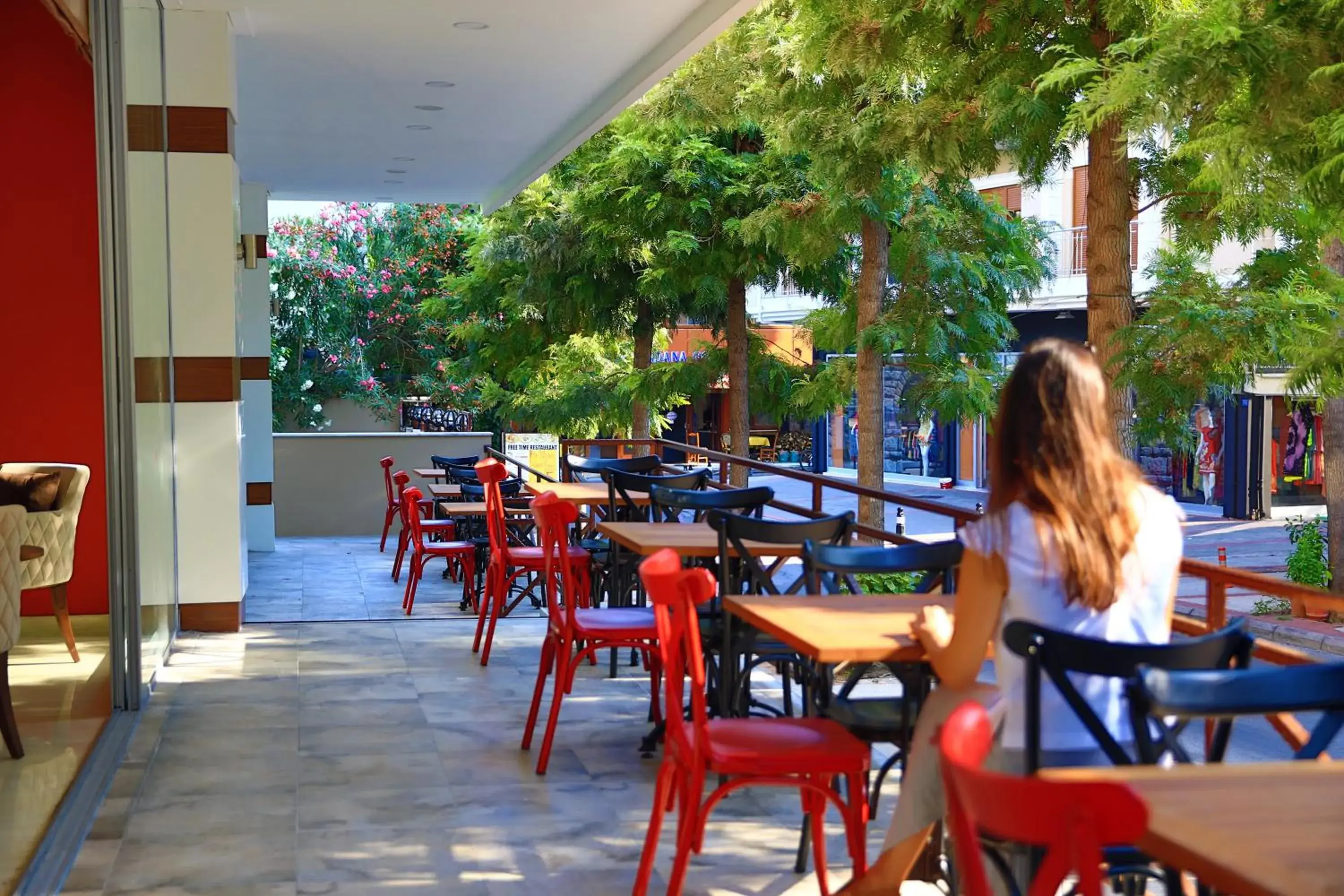 Patio, Restaurant/Places to Eat in Perle Apart Hotel