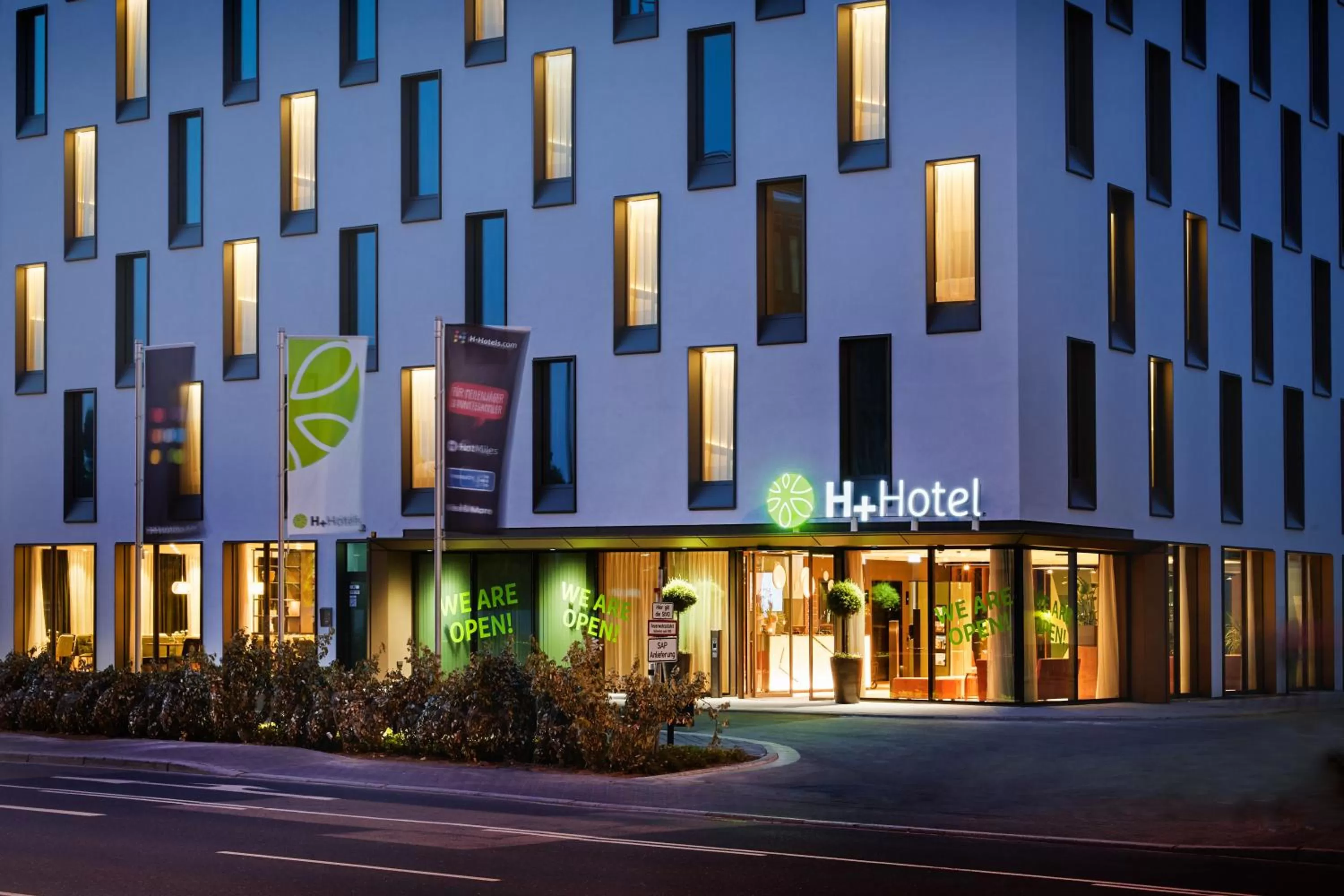 Facade/entrance in H+ Hotel Frankfurt Eschborn