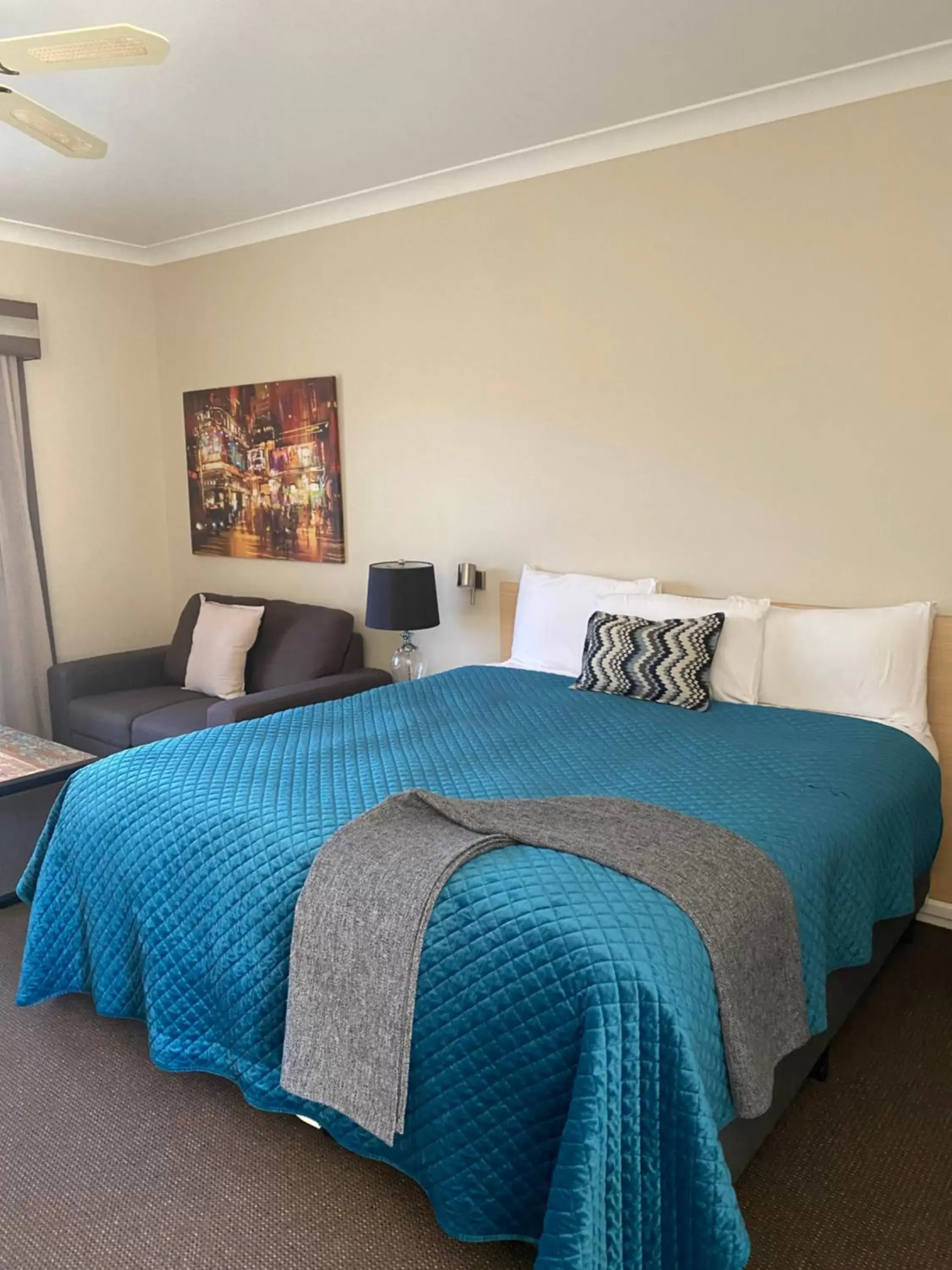 Bed in Tumbarumba Motel & Elms Restaurant