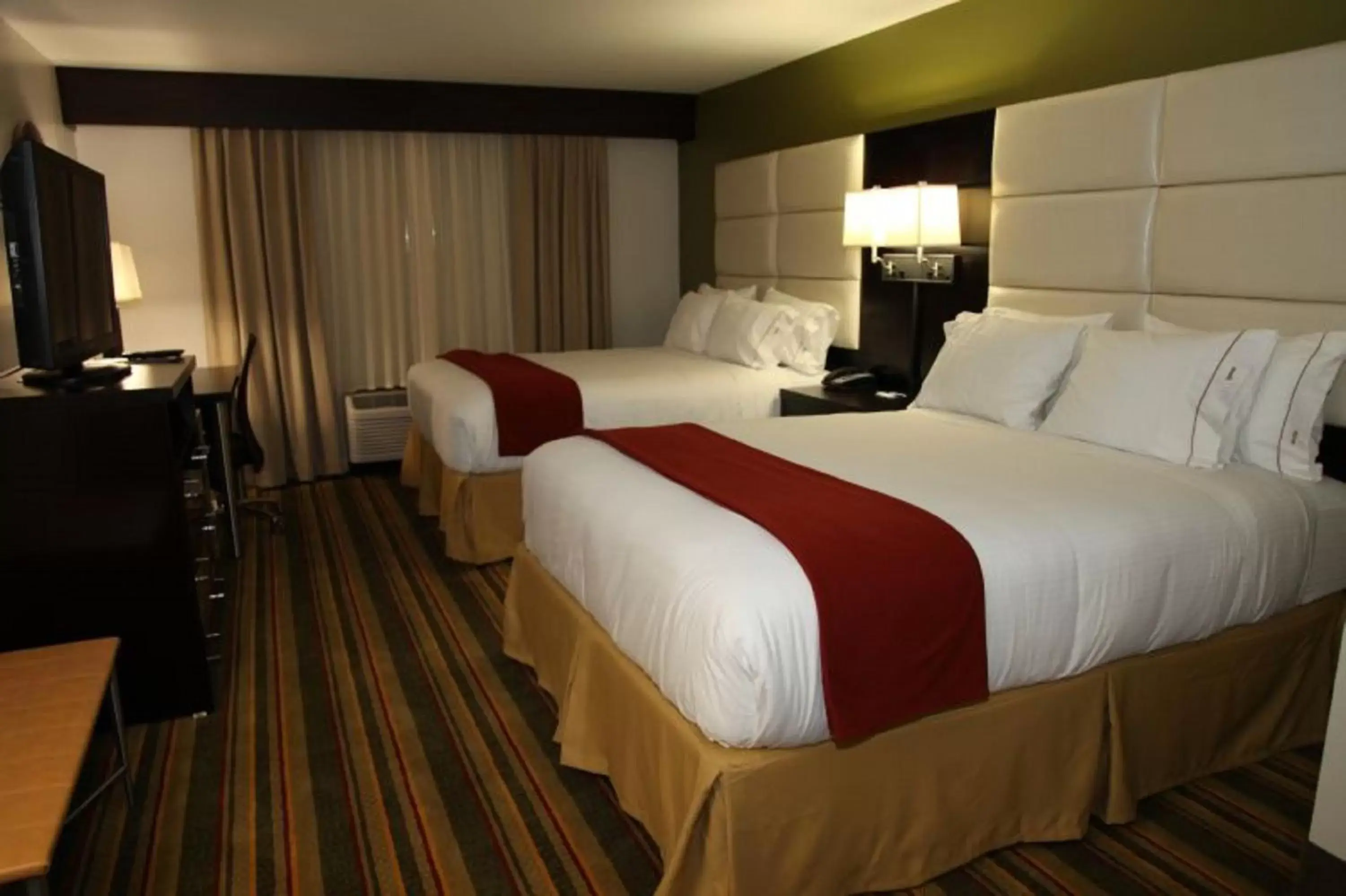 Photo of the whole room, Bed in Holiday Inn Express & Suites - Huntsville Airport, an IHG Hotel