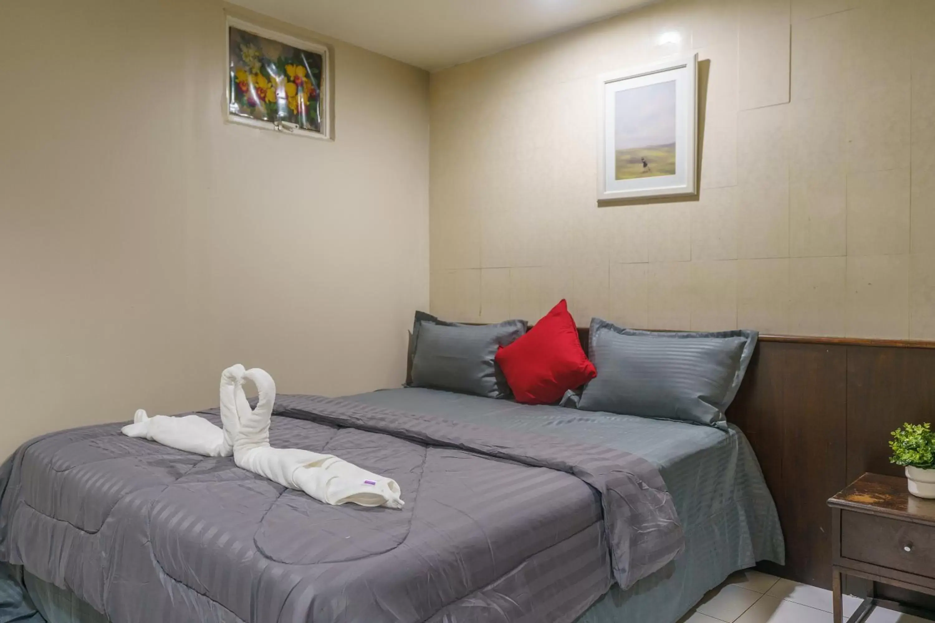 Photo of the whole room, Bed in CheQinn Bed Sukhumvit 4 Nana Plaza Photo of the whole room, Bed in CheQinn Bed Sukhumvit 4 Nana Plaza