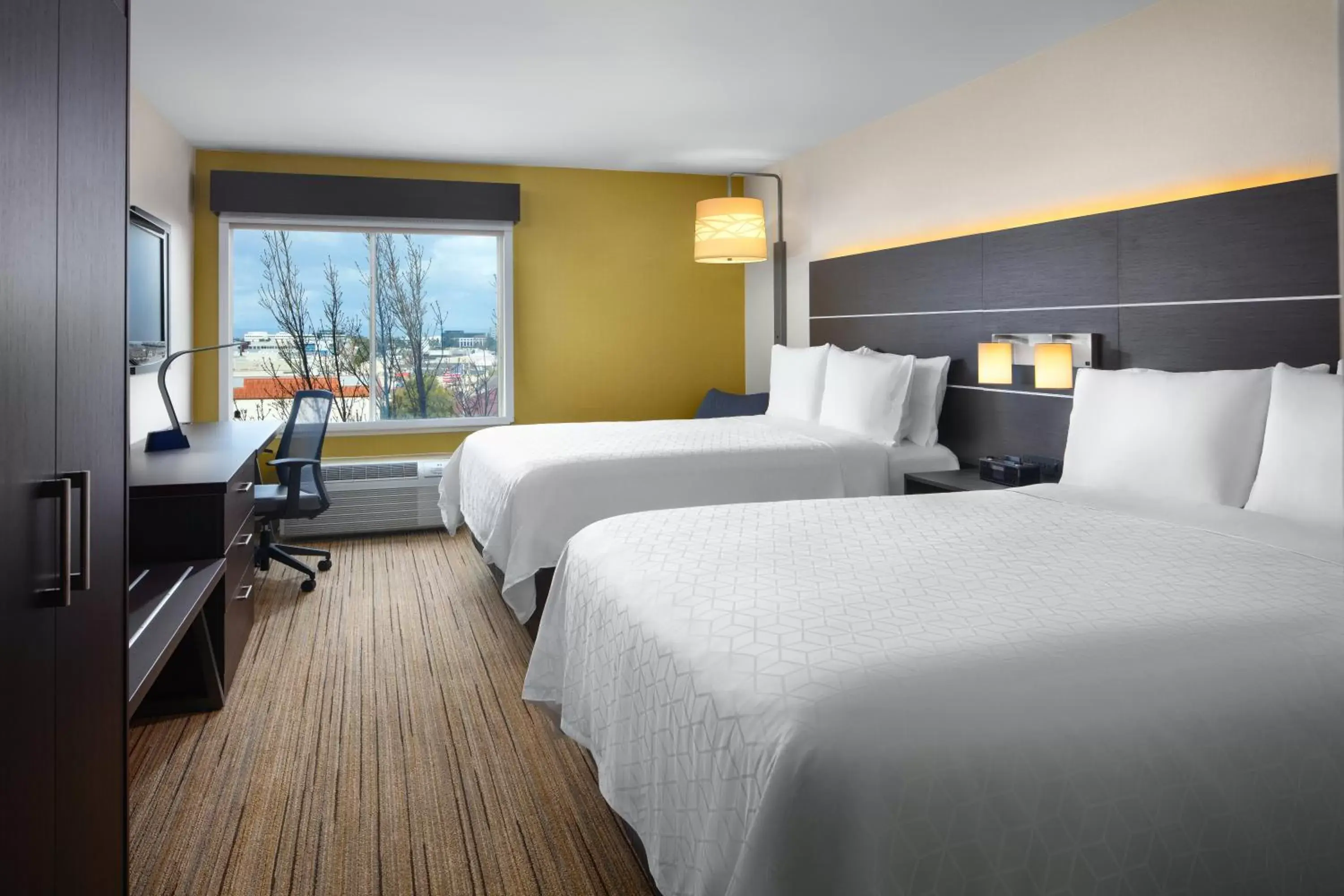 Photo of the whole room, Bed in Holiday Inn Express Hotel & Suites Belmont, an IHG Hotel
