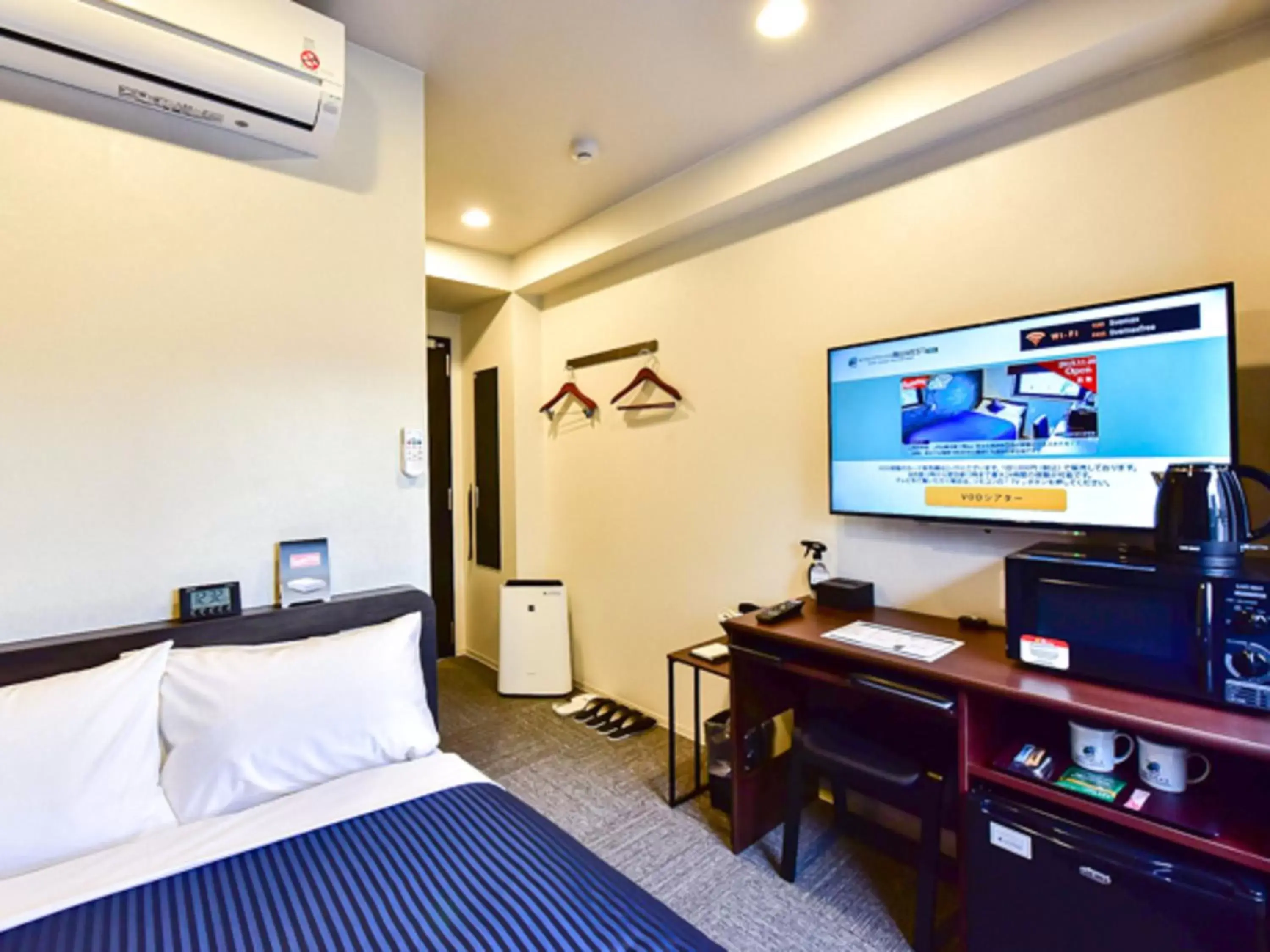 Bed, TV/Entertainment Center in HOTEL LiVEMAX Okayama West