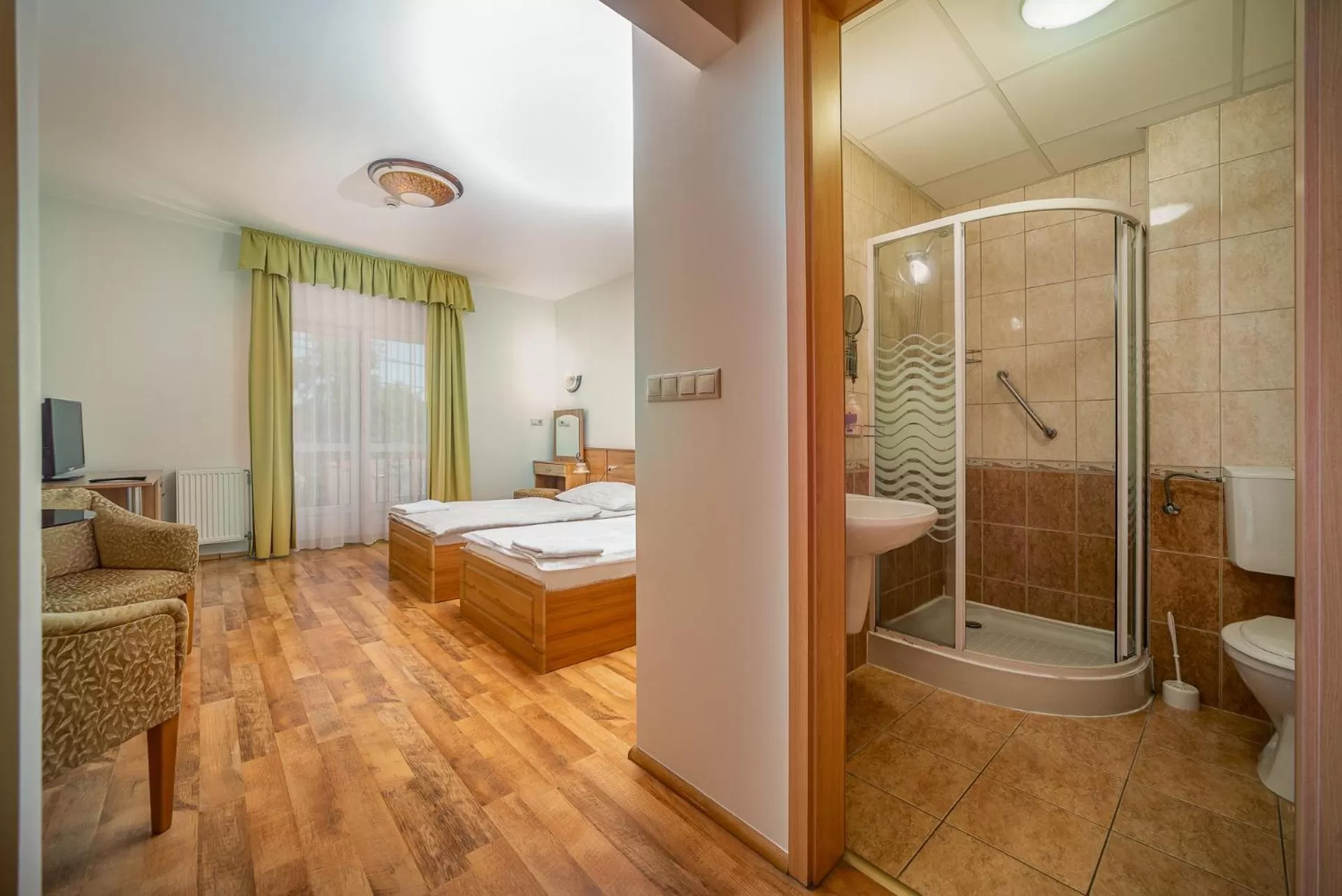 Shower, Bed in Nefelejcs Hotel
