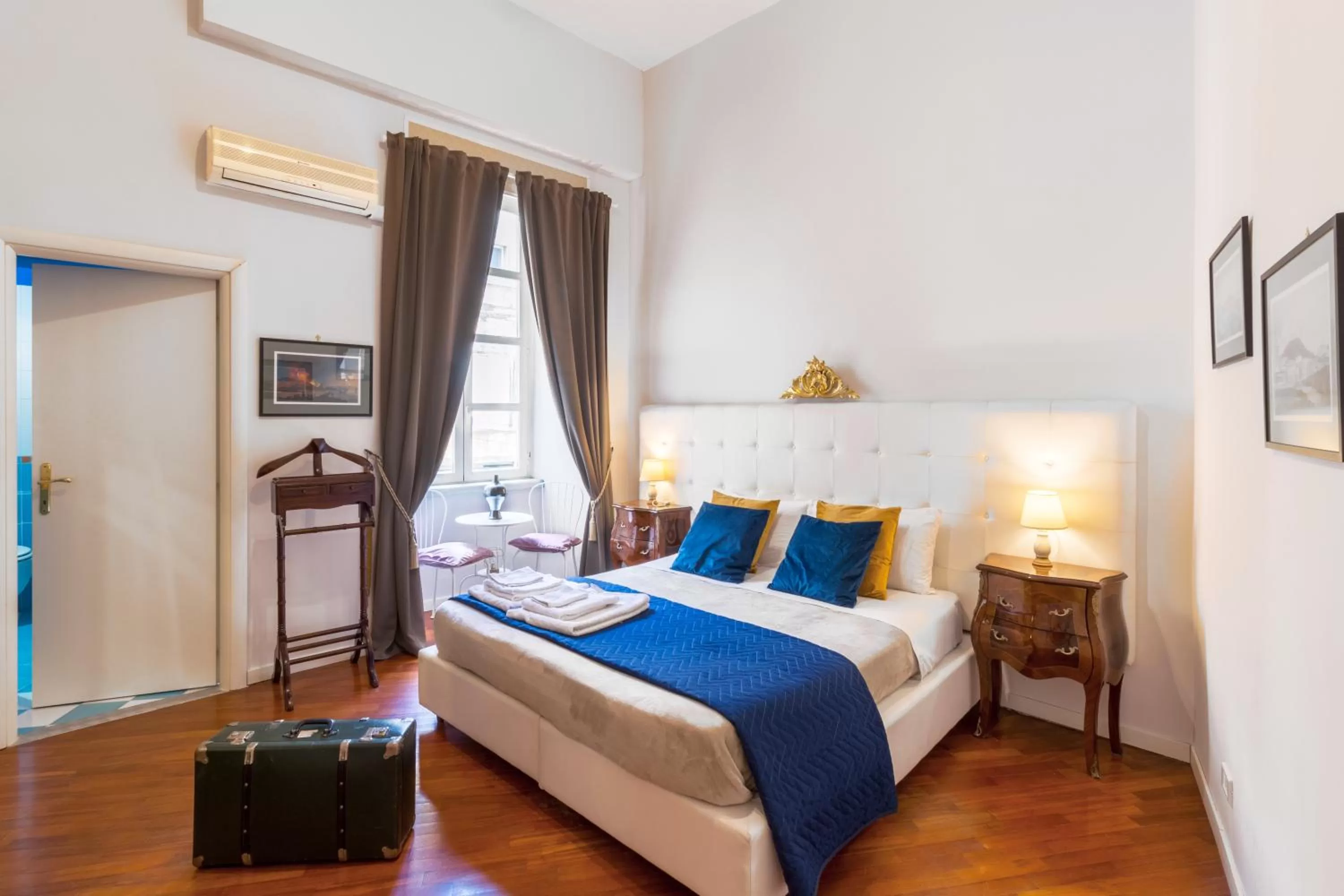 Bedroom, Bed in RealPartenope B&B 284