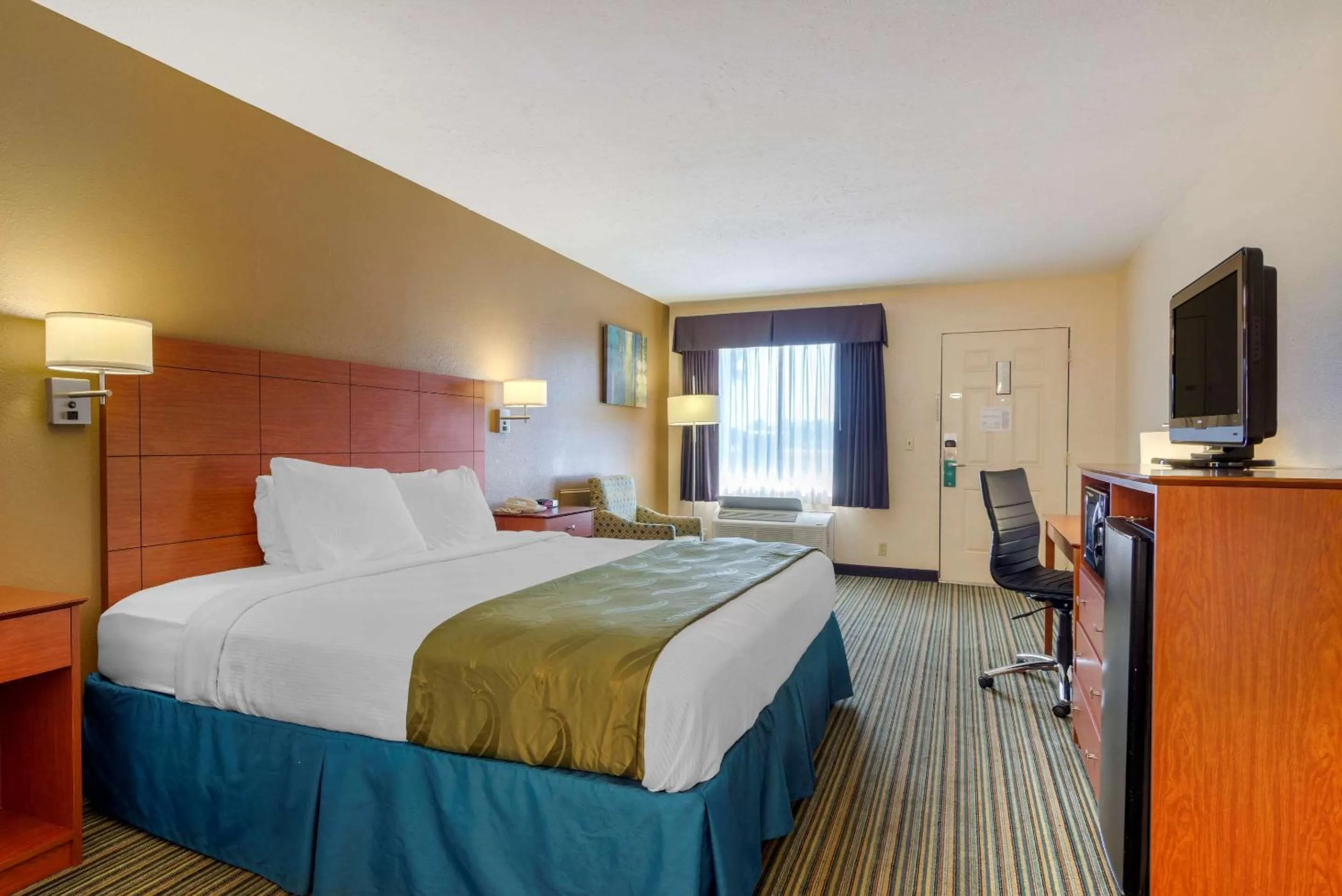 Photo of the whole room, Bed in Quality Inn Ashburn