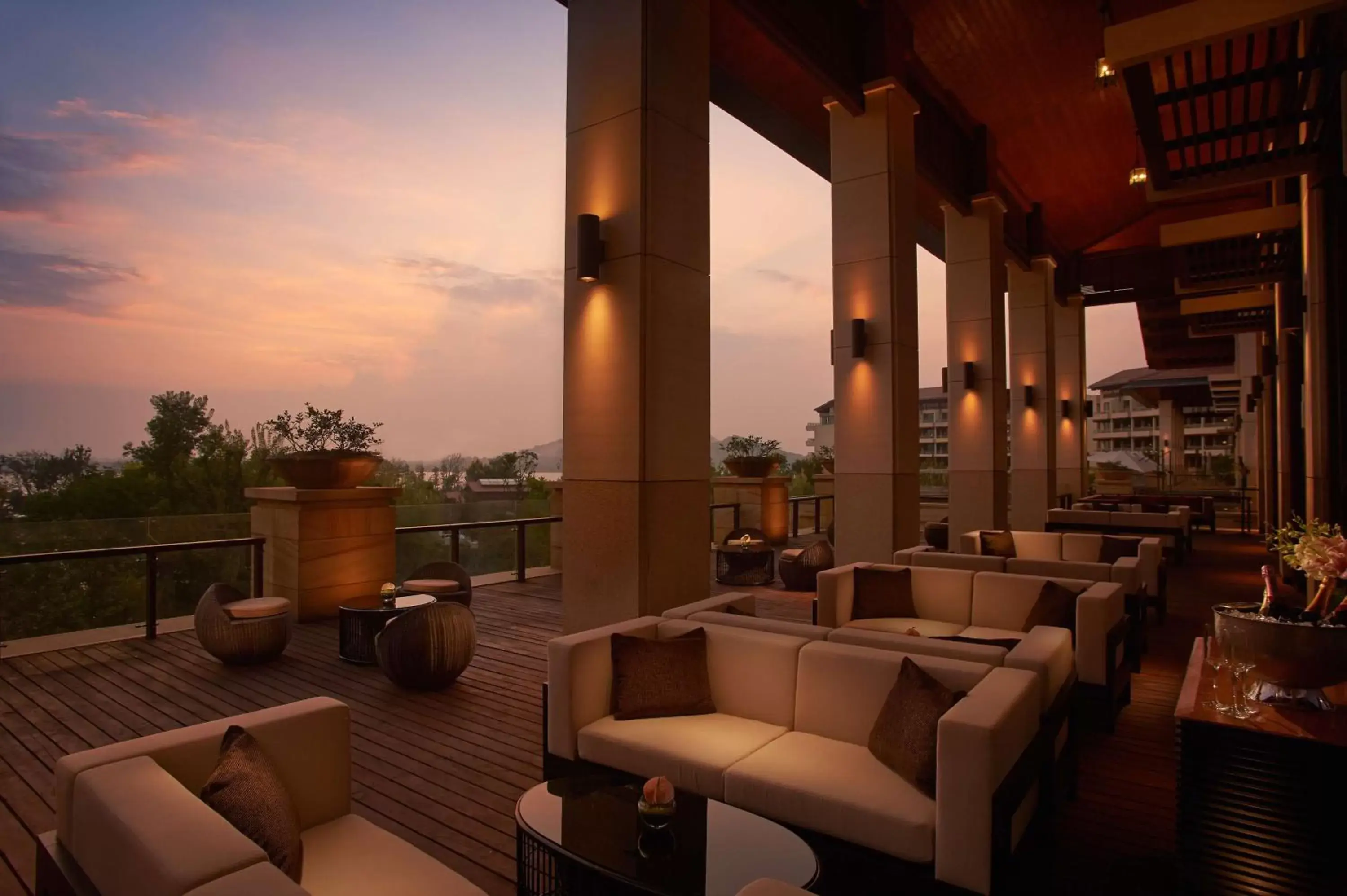 Lounge or bar in Hilton Wuhan Optics Valley Lounge or bar in Hilton Wuhan Optics Valley