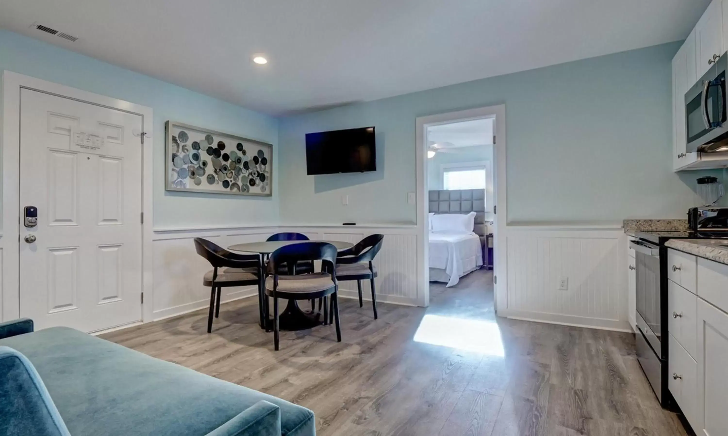 Dining Area in Loggerhead Inn and Suites by Carolina Retreats