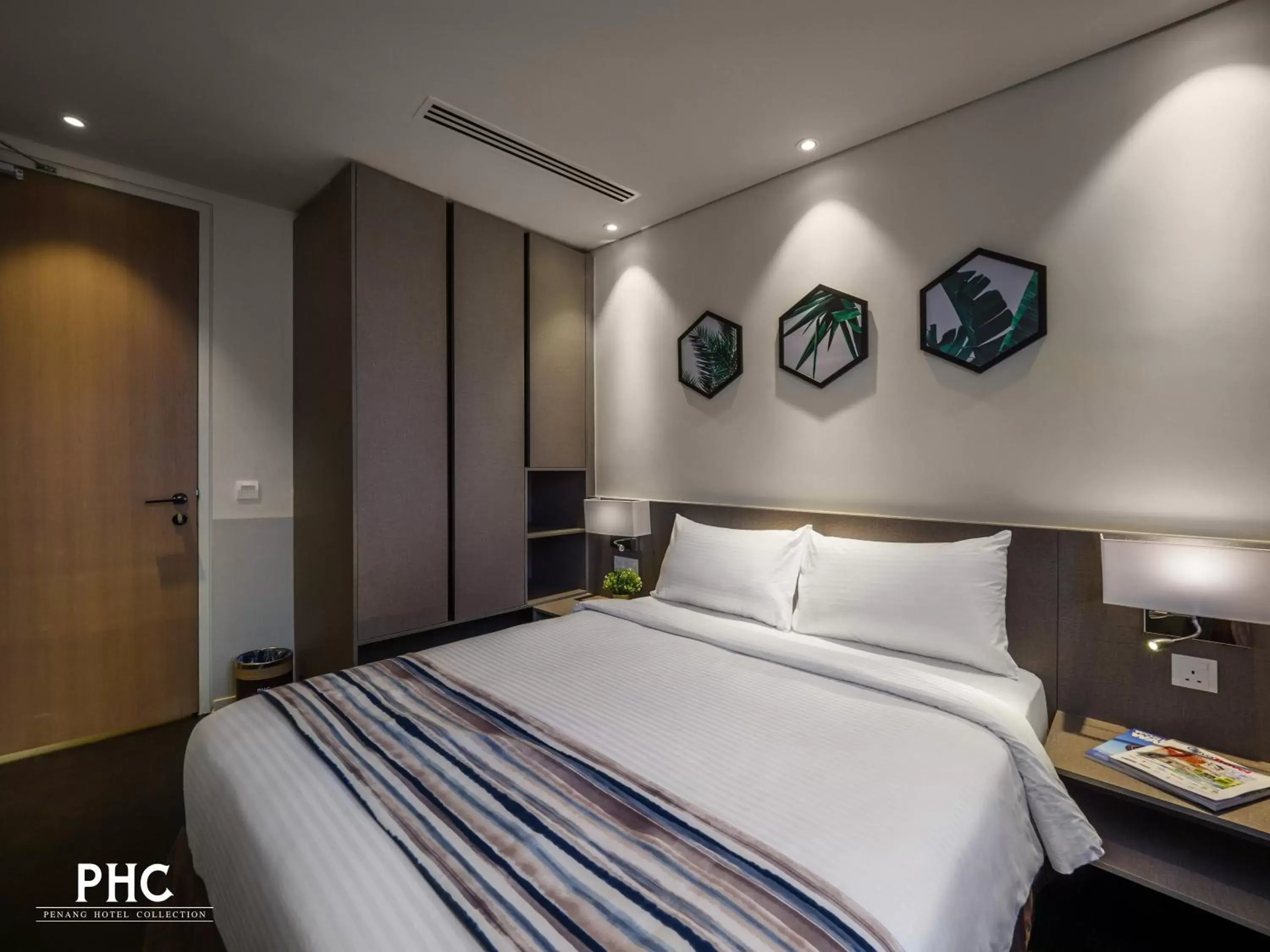 Bedroom, Bed in Ropewalk Piazza Hotel by PHC