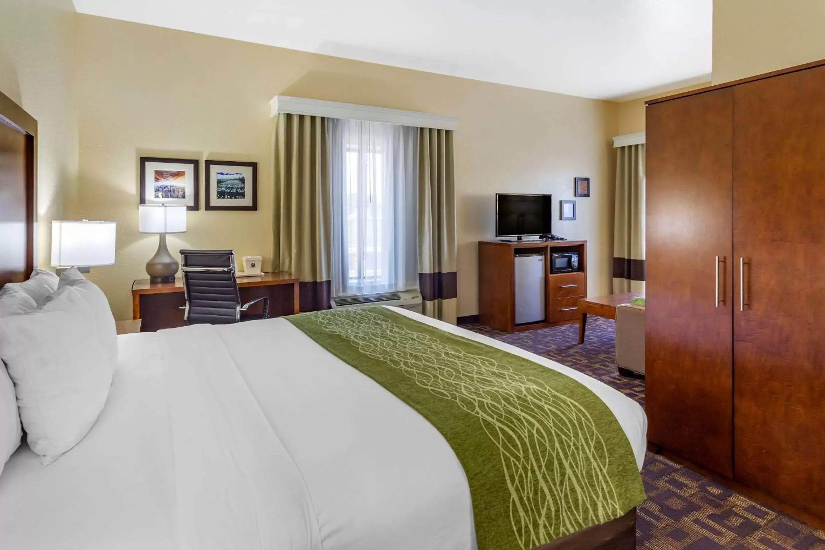 Photo of the whole room, Bed in Comfort Inn & Suites North Aurora - Naperville