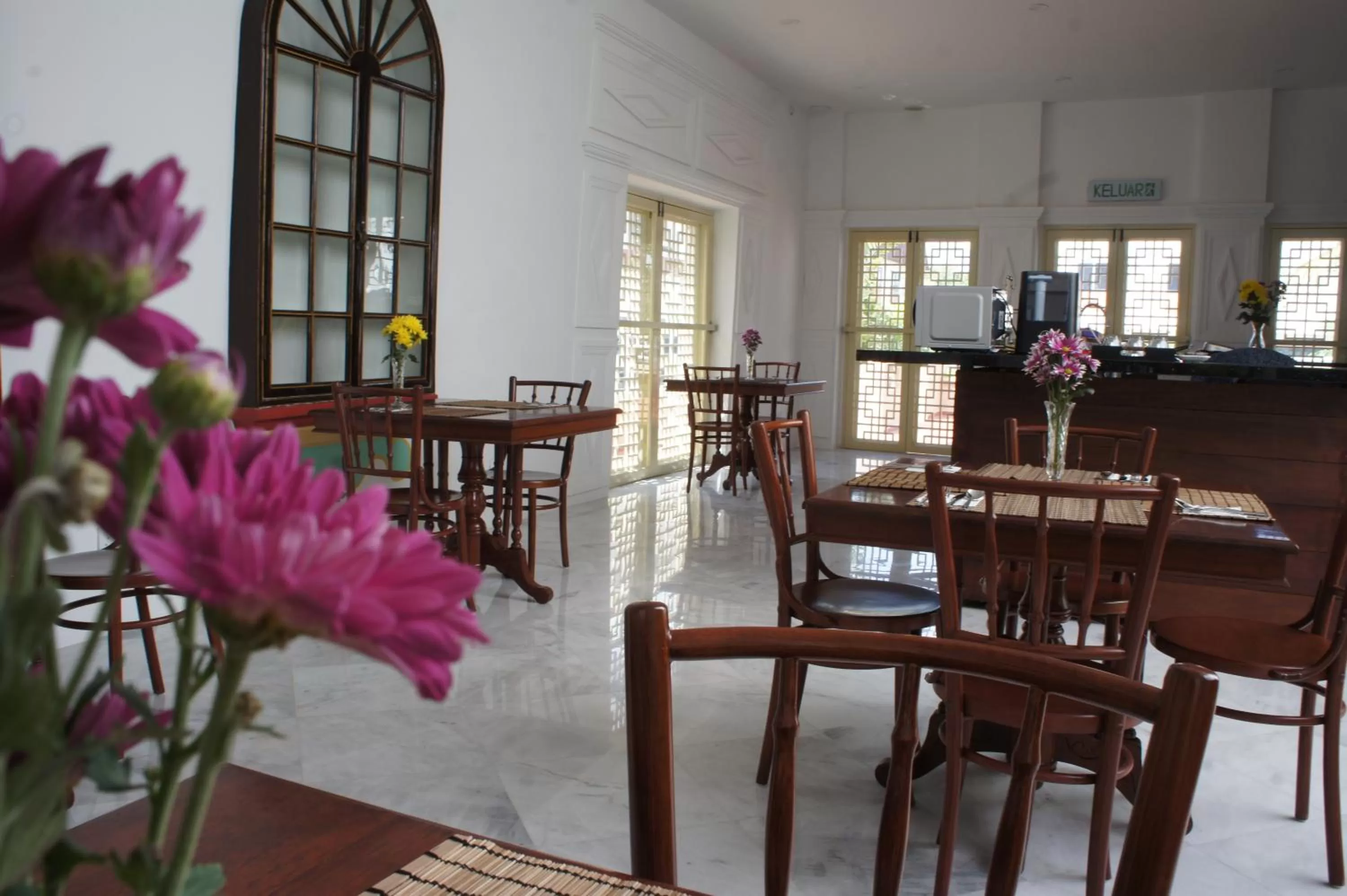 Restaurant/places to eat in Heeren Straits Hotel