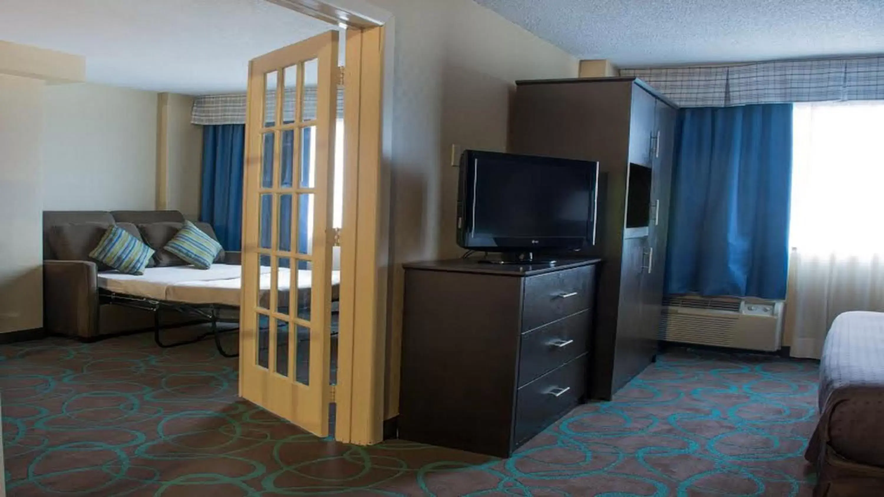 Photo of the whole room, TV/Entertainment Center in Holiday Inn Niagara Falls-Scenic Downtown, an IHG Hotel