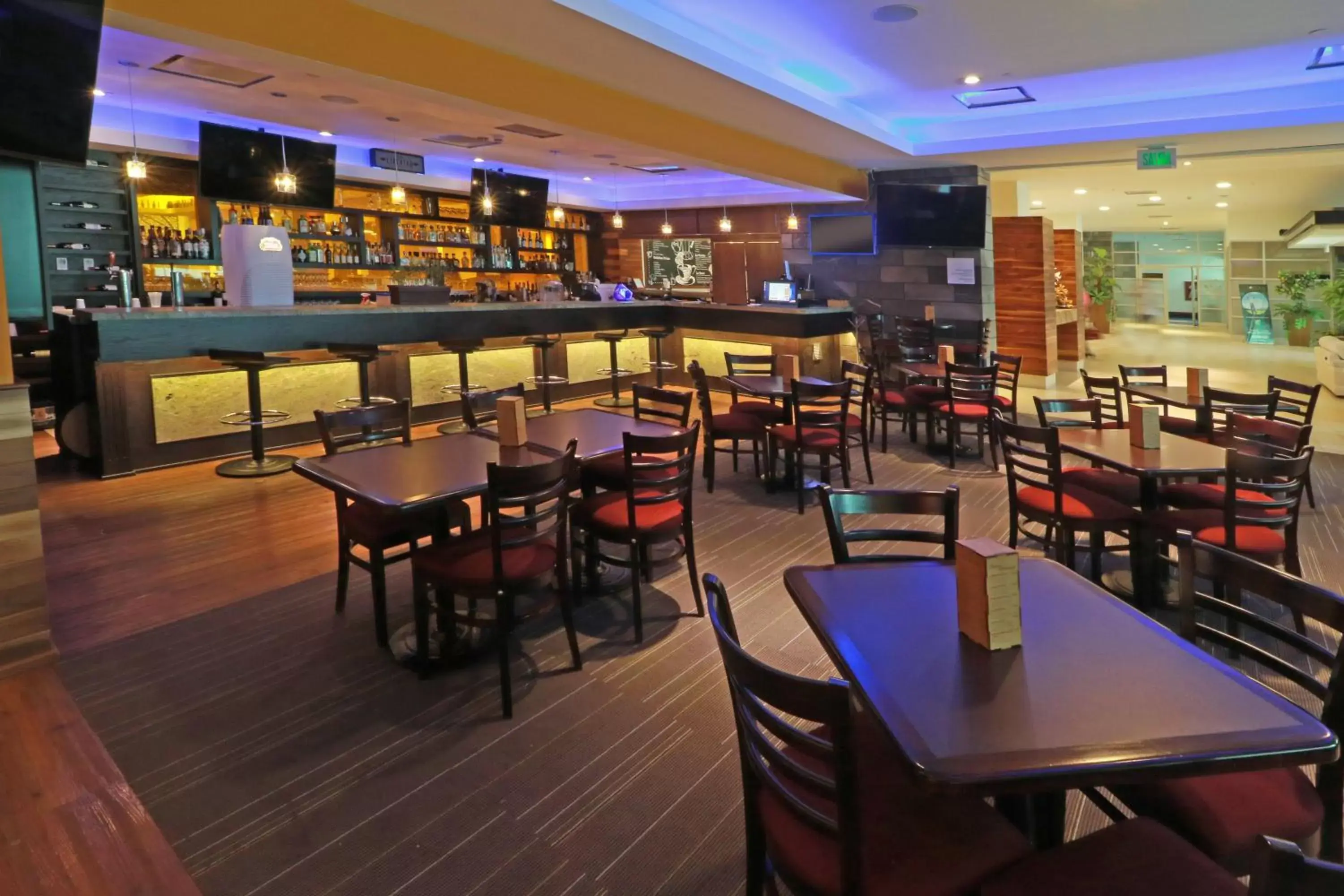 Lounge or bar, Restaurant/Places to Eat in Holiday Inn & Suites Plaza Mayor, an IHG Hotel